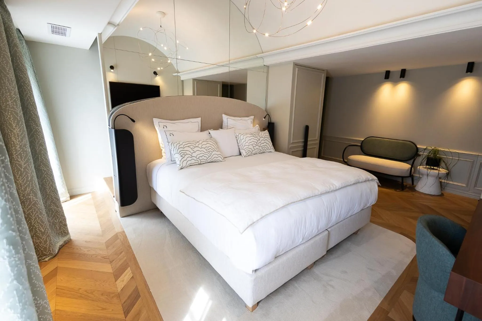 Photo of the whole room, Bed in Chateau Pimo