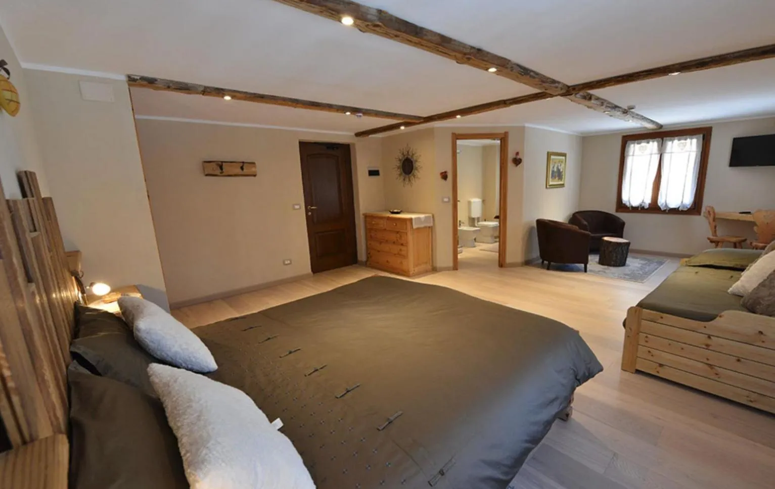 Photo of the whole room, Bed in Green Hotel Herbetet