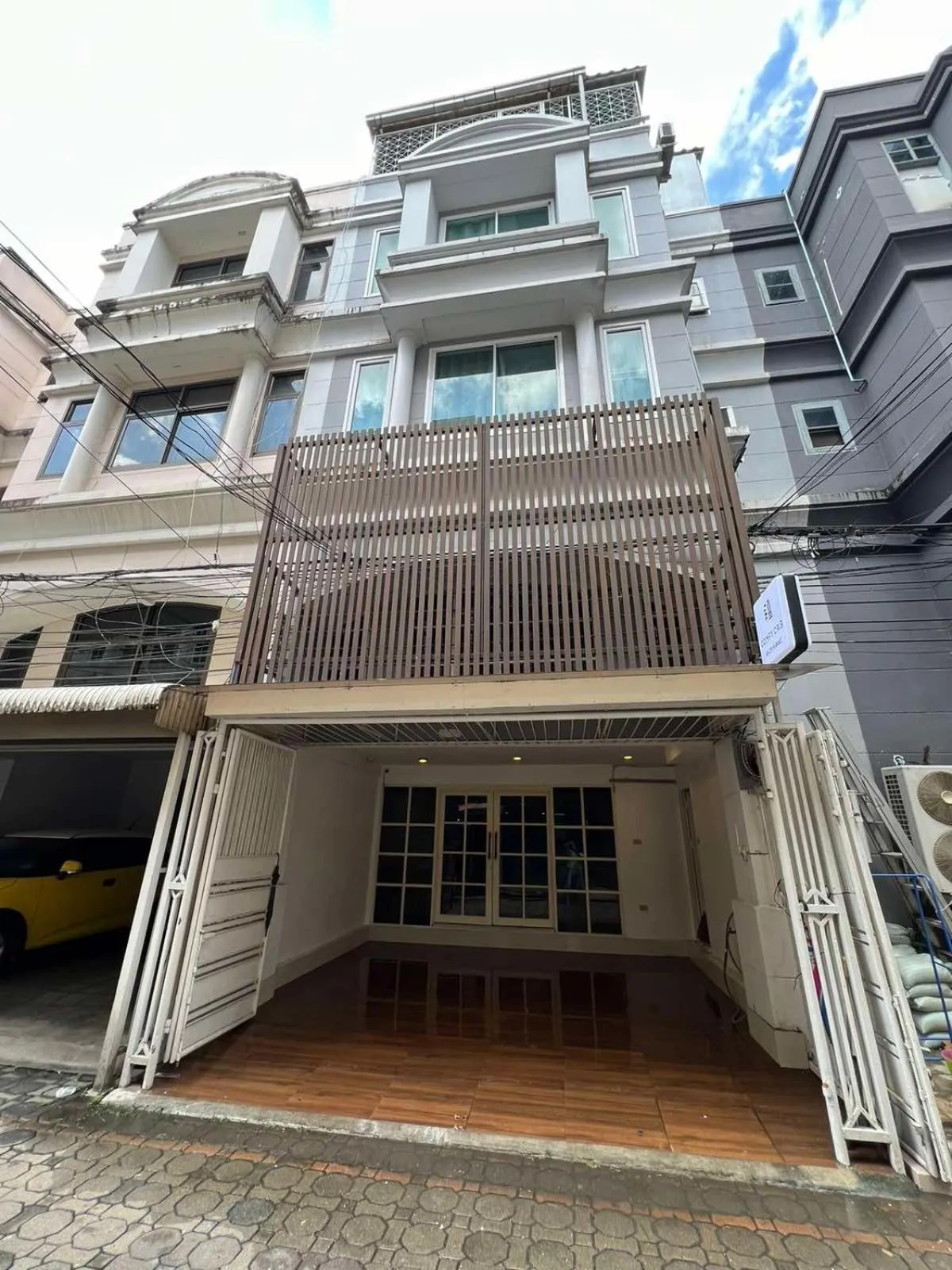 Property building in Comfy Crib Hostel 2