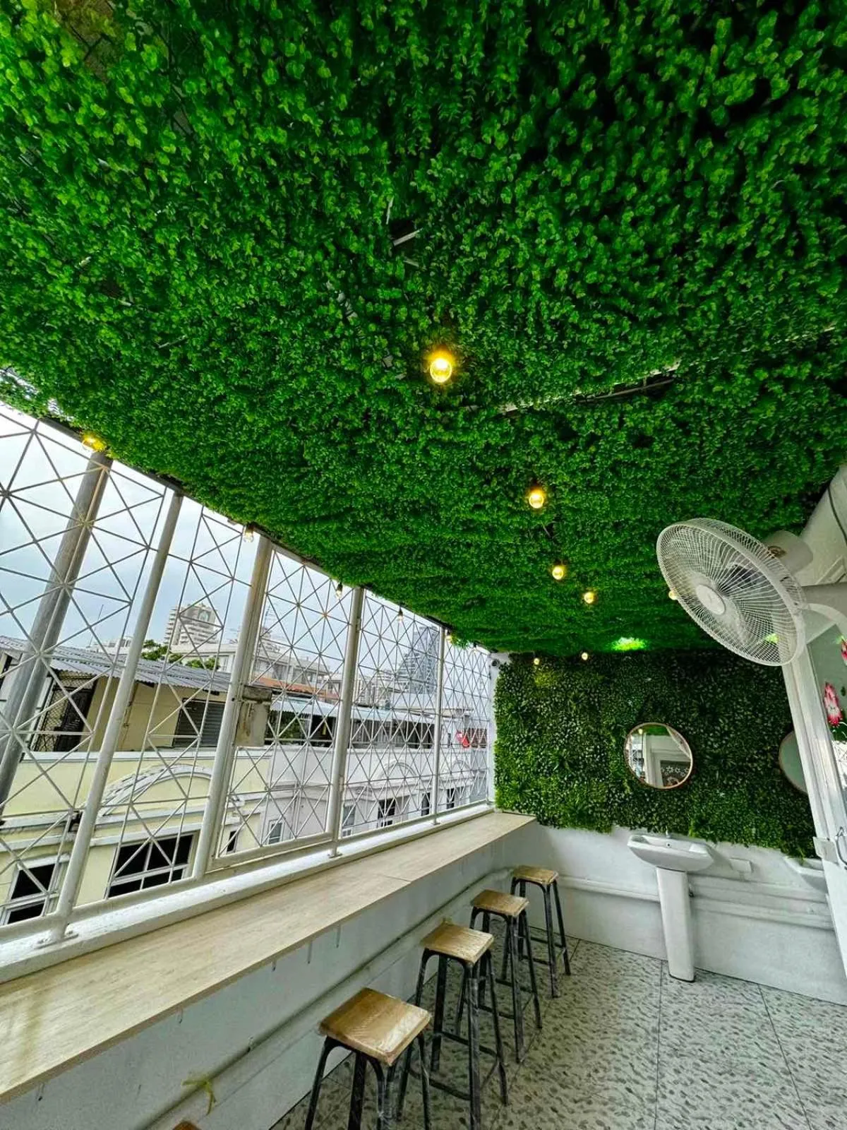 Seating area in Comfy Crib Hostel 2