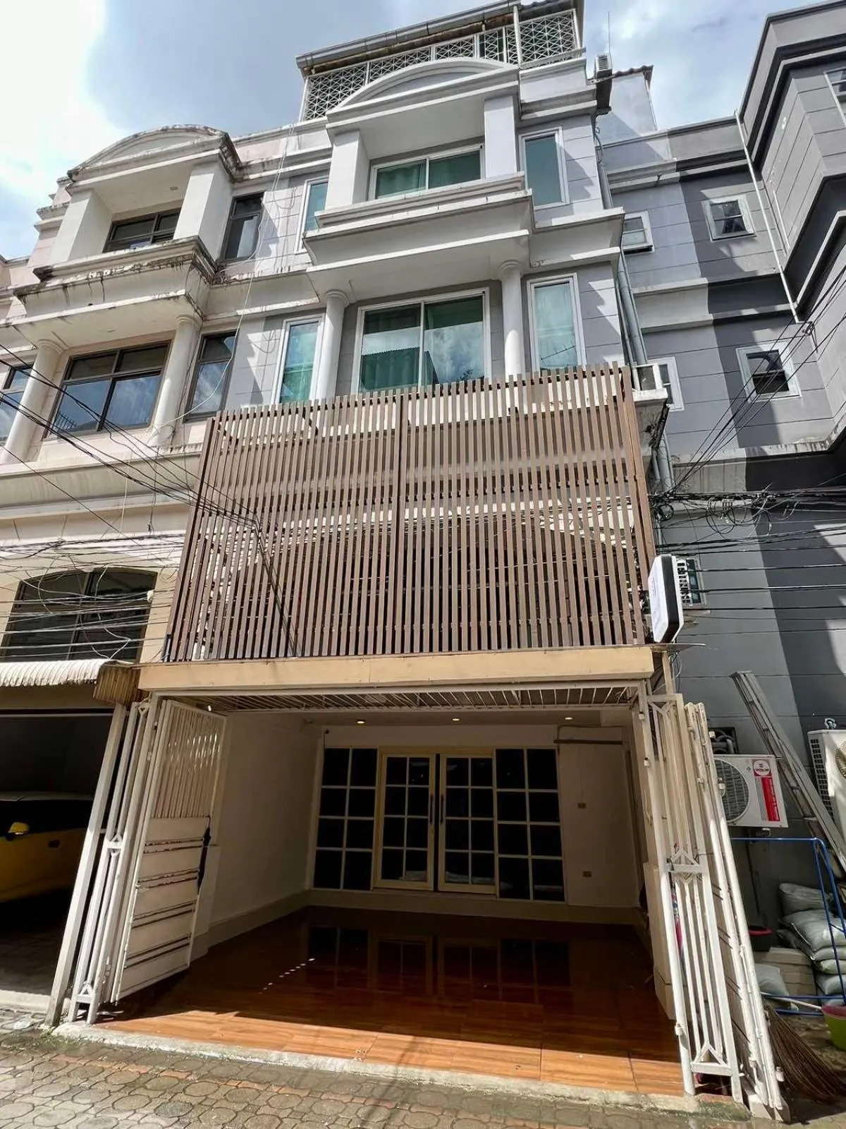 Property building in Comfy Crib Hostel 2