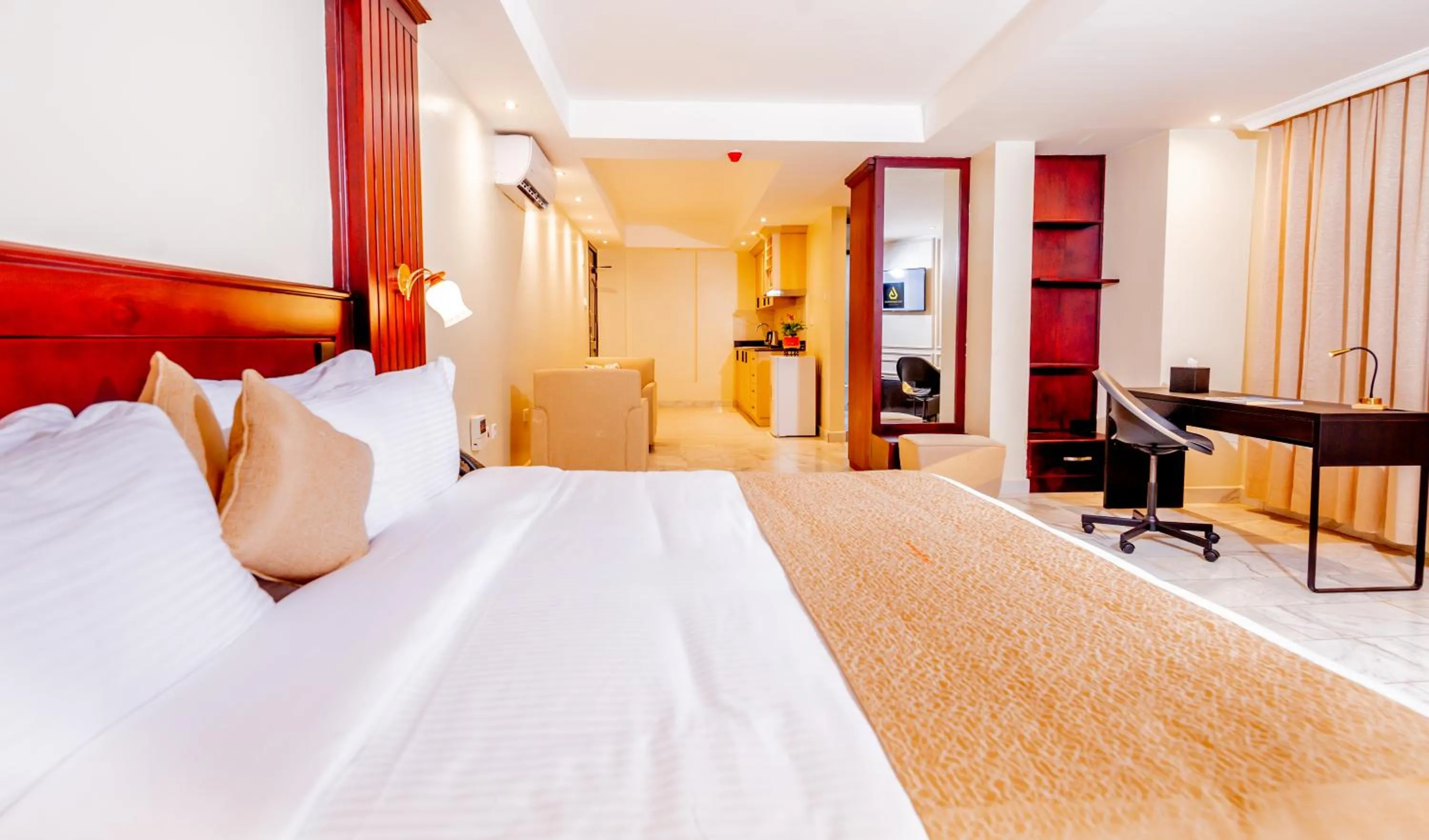 Living room, Bed in The Grandville Manor Hotel