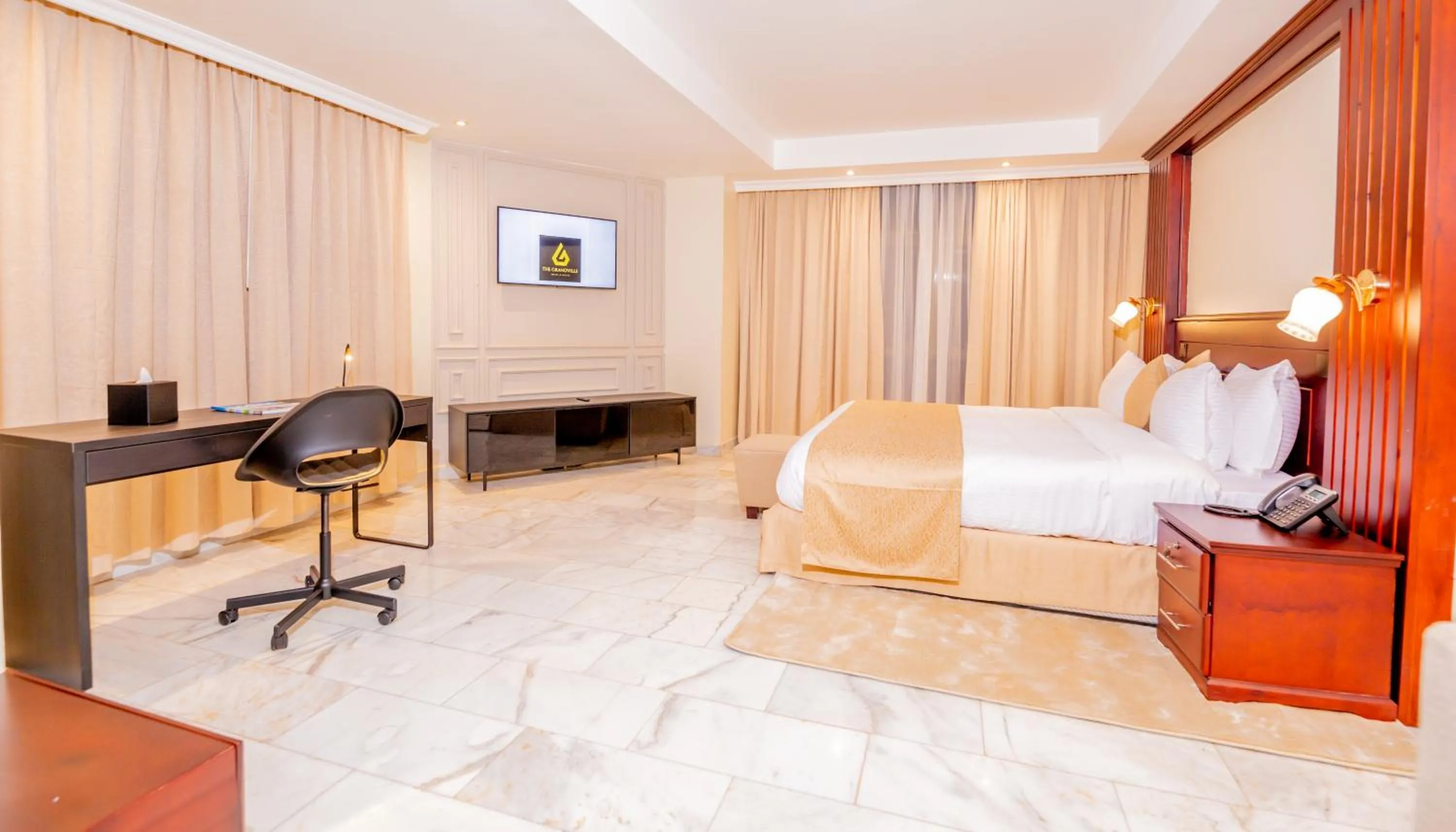 Bed in The Grandville Manor Hotel