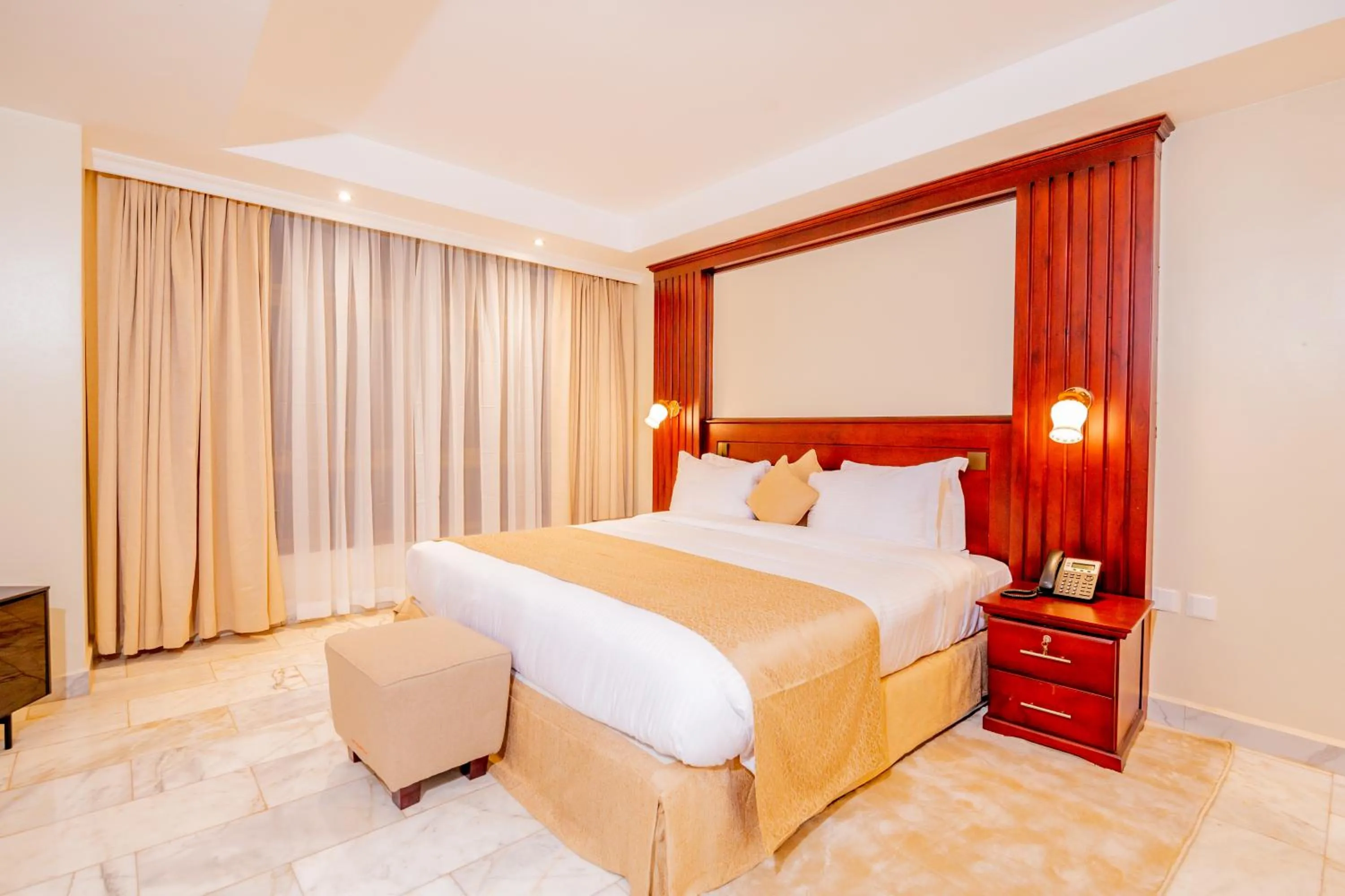 Photo of the whole room, Bed in The Grandville Manor Hotel
