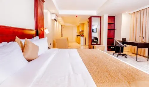 Photo of the whole room, Bed in The Grandville Manor Hotel