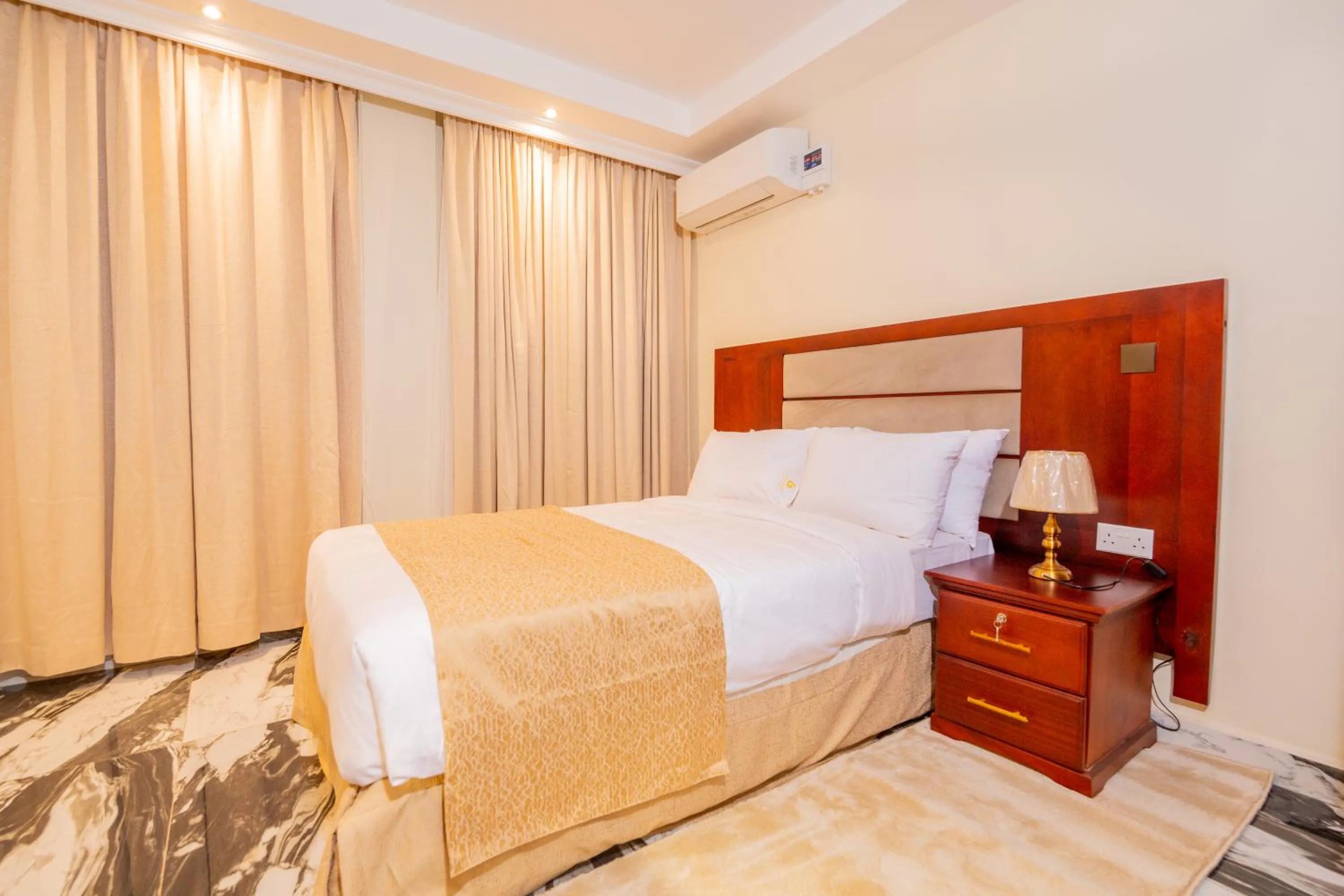 Bed in The Grandville Manor Hotel