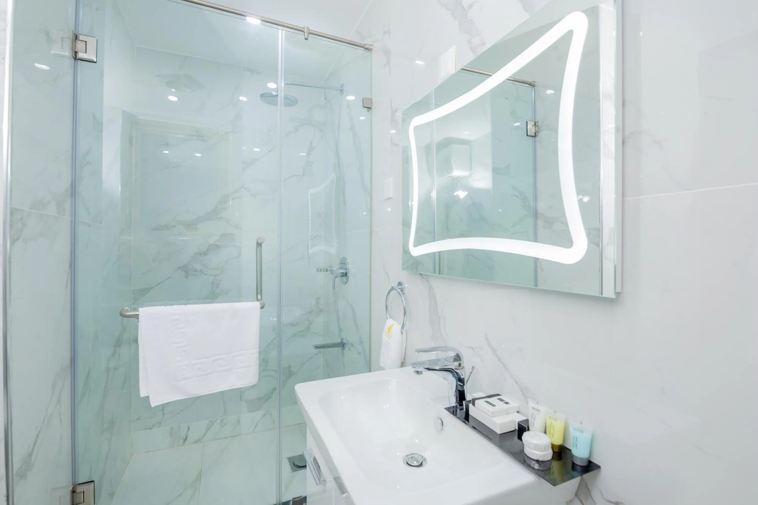 Shower in The Grandville Manor Hotel