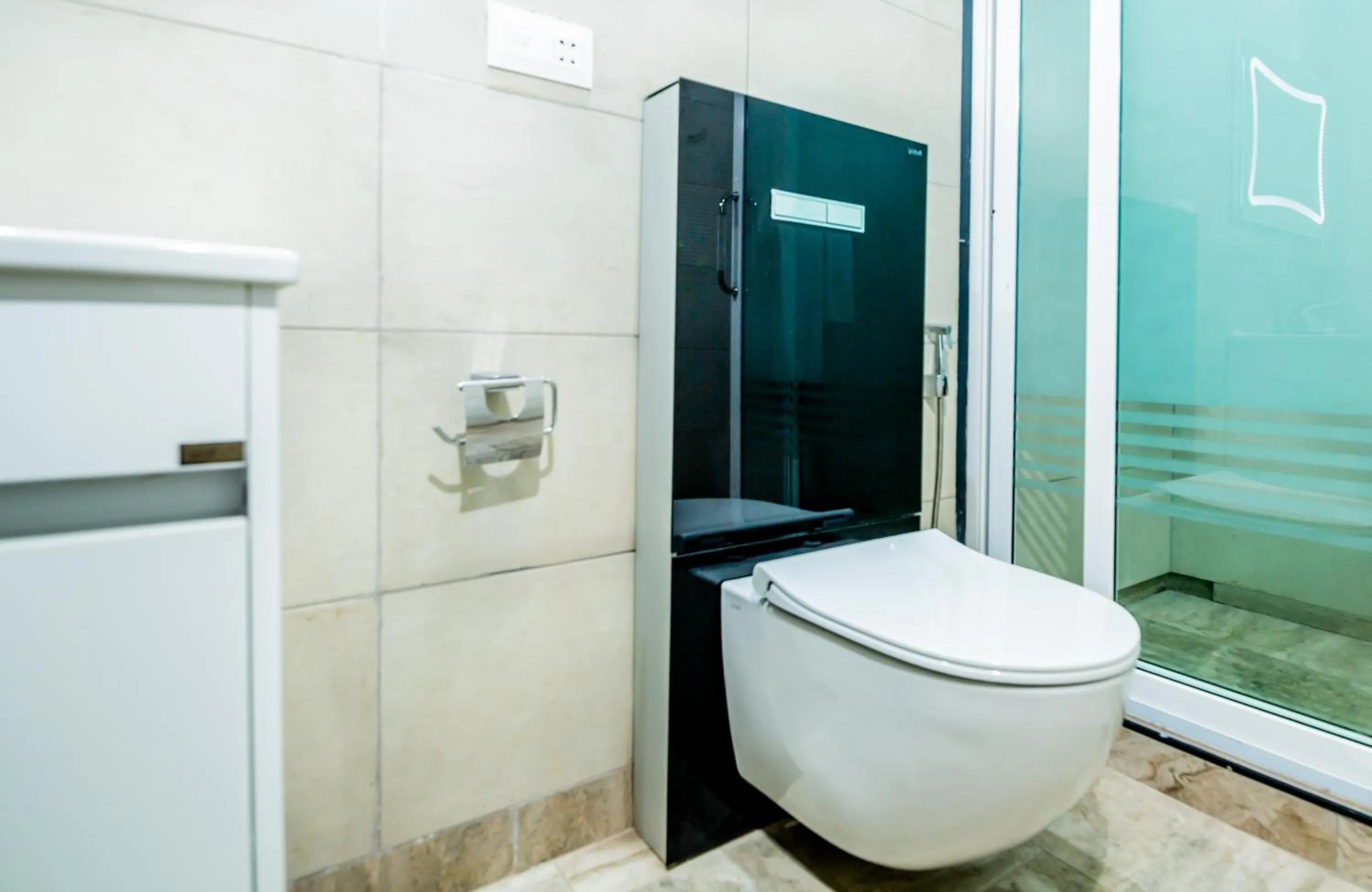 Toilet in The Grandville Manor Hotel