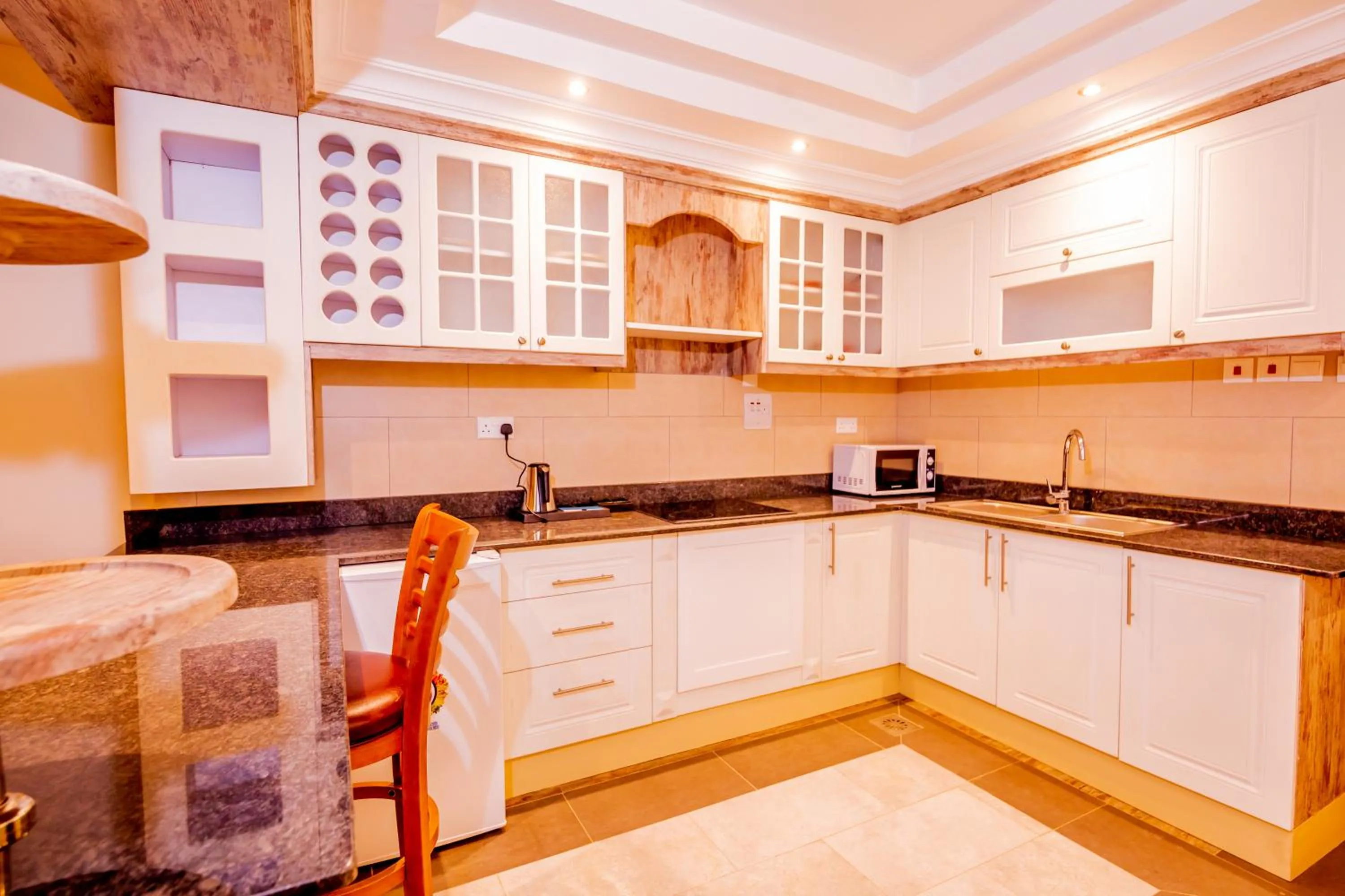 Kitchen or kitchenette in The Grandville Manor Hotel