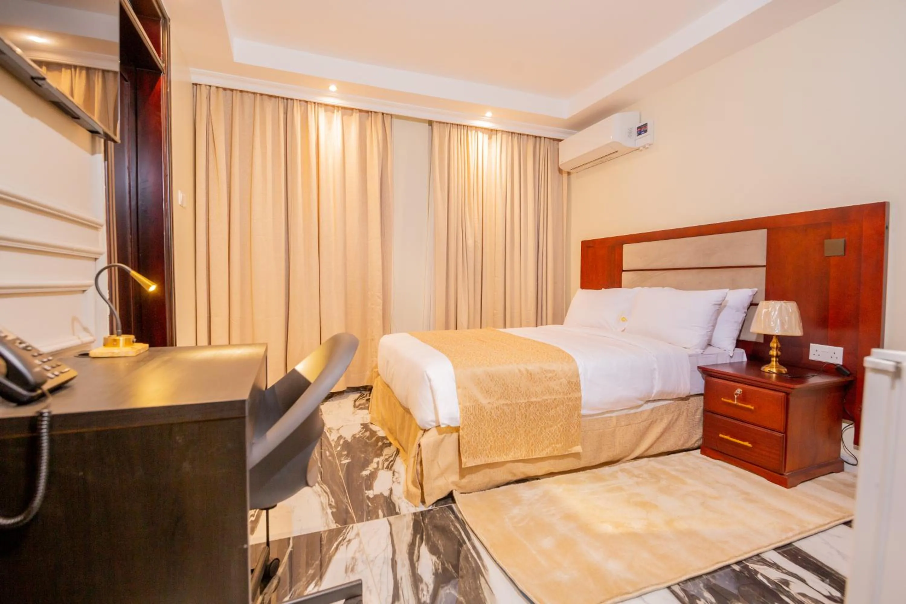 Photo of the whole room, Bed in The Grandville Manor Hotel