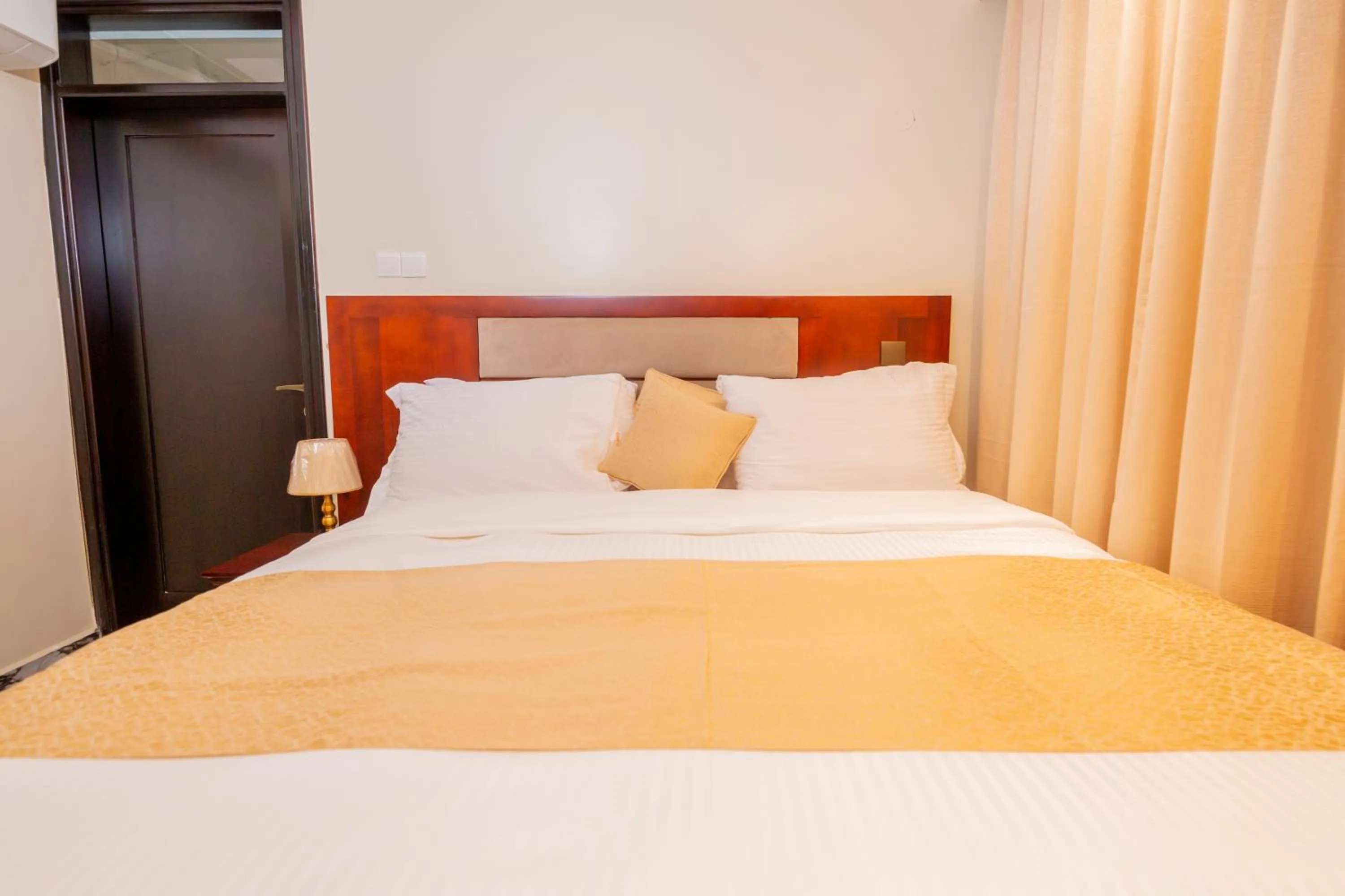 Bed in The Grandville Manor Hotel