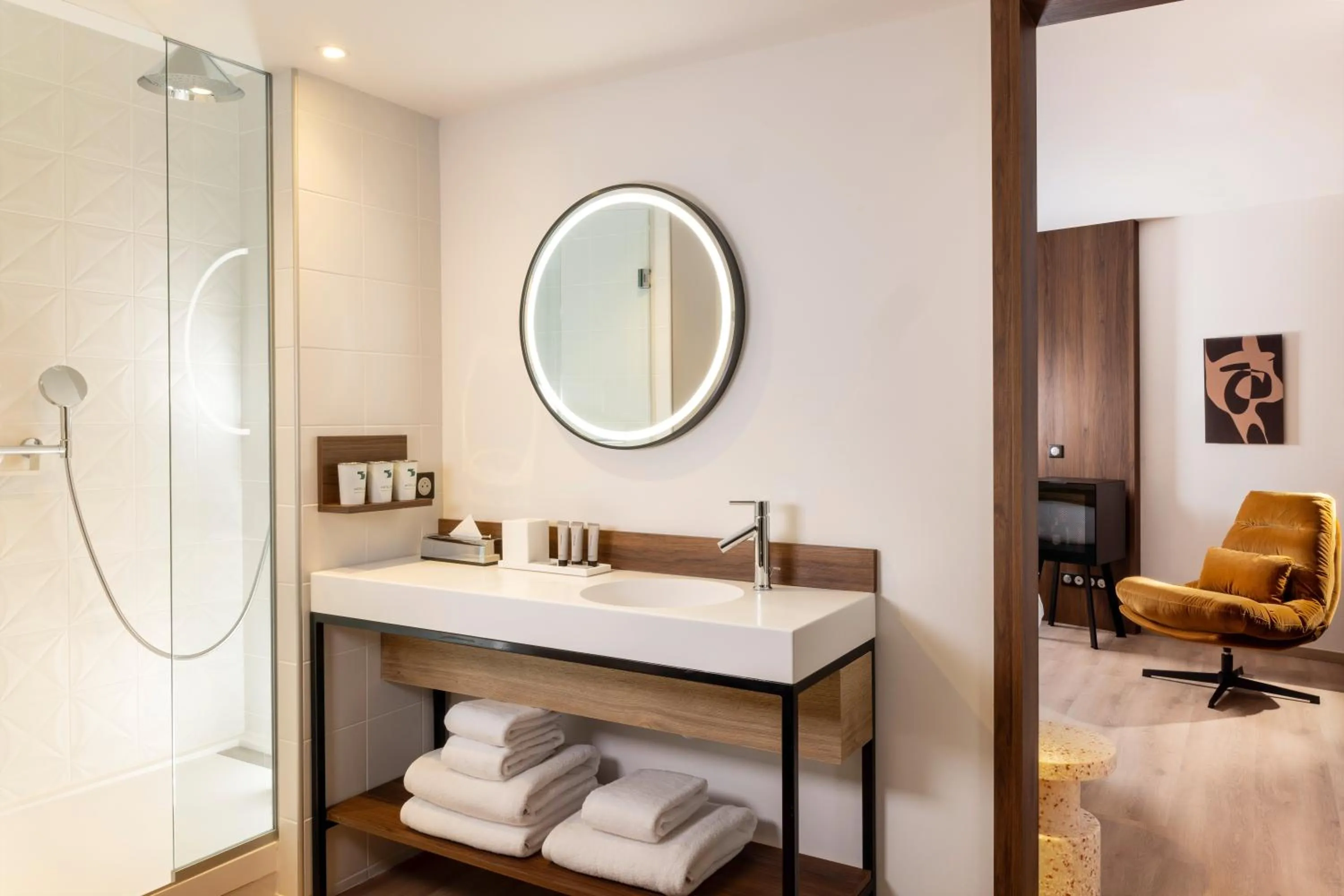 Bathroom, Bed in Hôtel 56 - Bordeaux Centre Gare Saint Jean