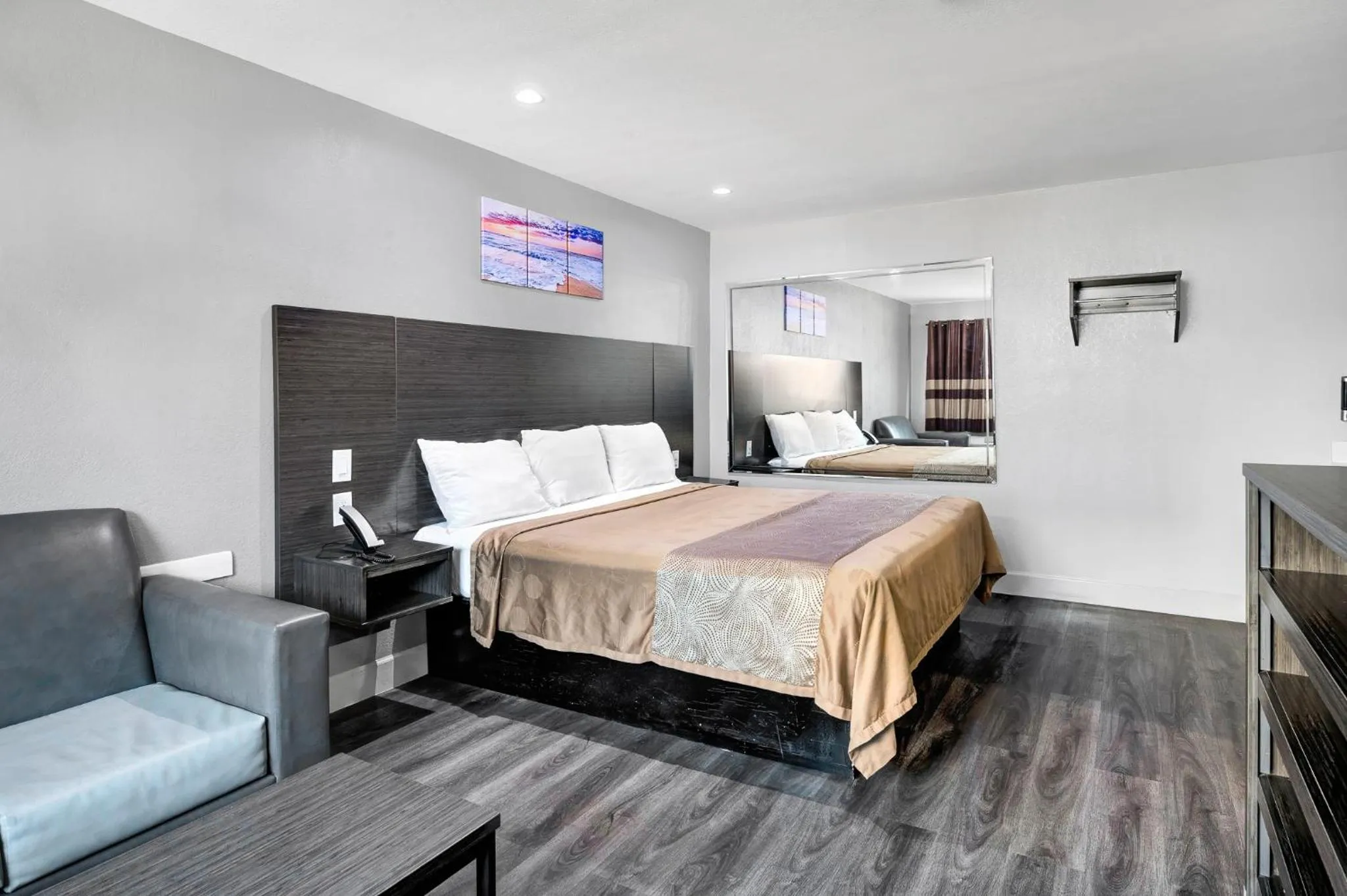 Bed in Moonlight Inn - Houston I-45 & Airline