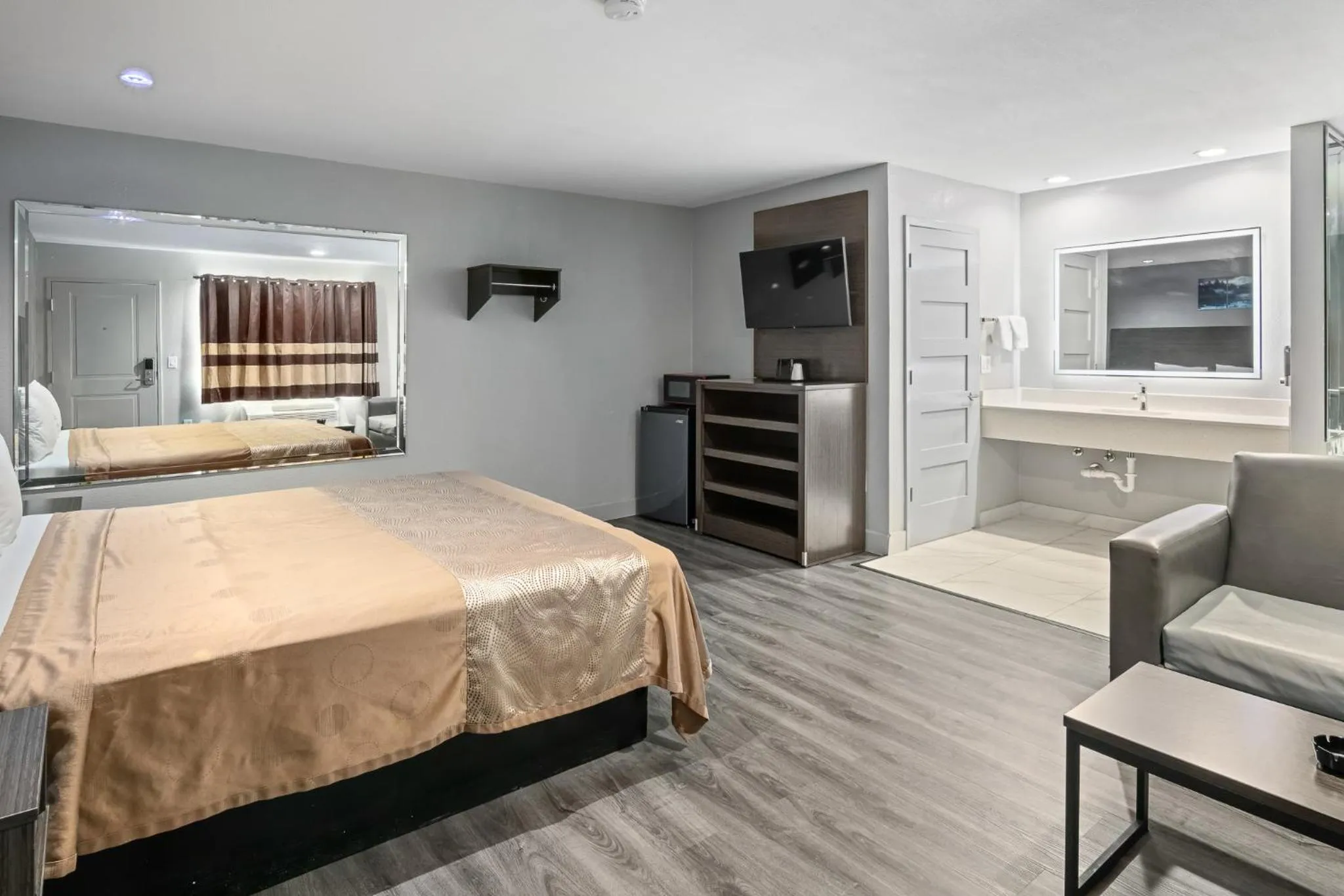 Bed in Moonlight Inn - Houston I-45 & Airline