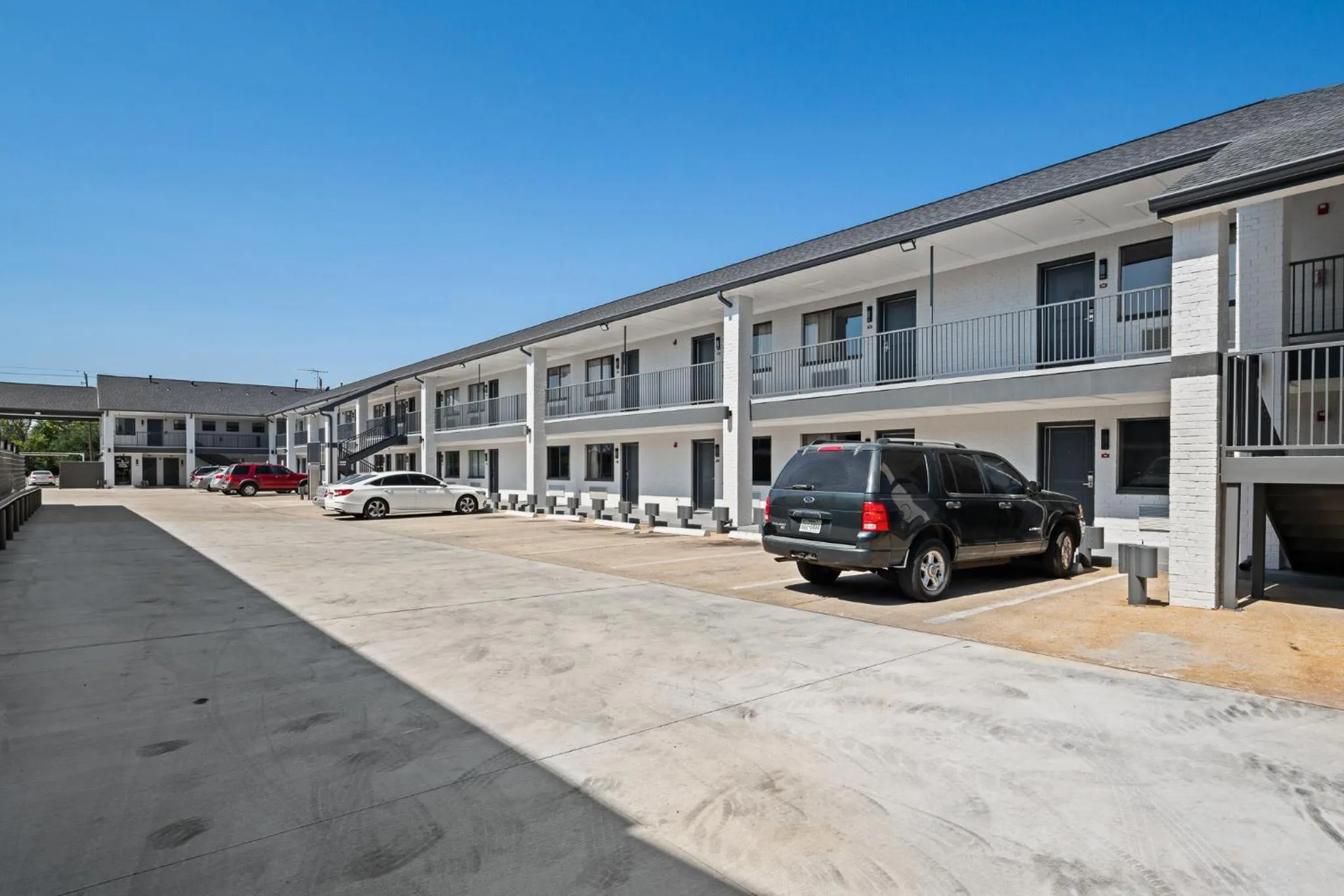 Property building in Moonlight Inn - Houston I-45 & Airline