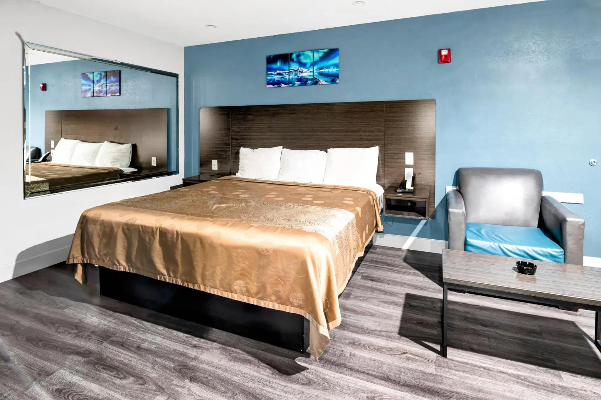 Bed in Moonlight Inn - Houston I-45 & Airline