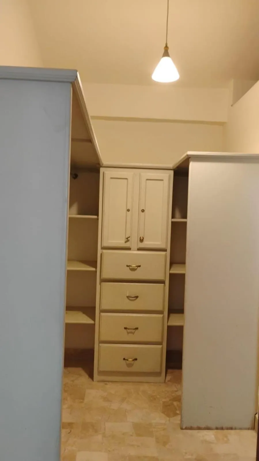 wardrobe in Cumbresuites