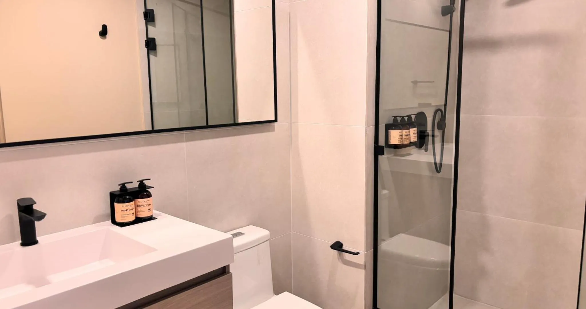 Shower in BEE Suites San José - Santa Ana