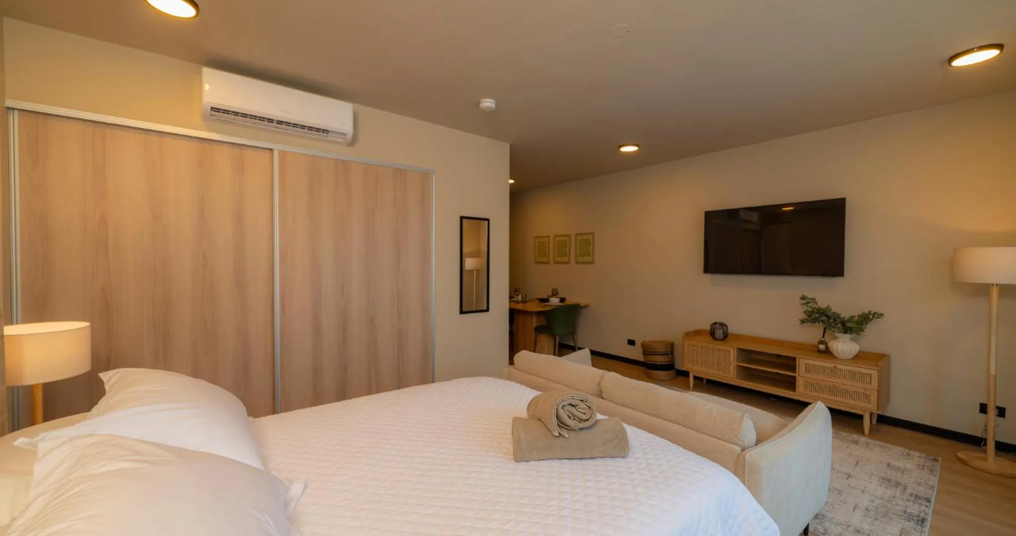 Bed in BEE Suites San José - Santa Ana