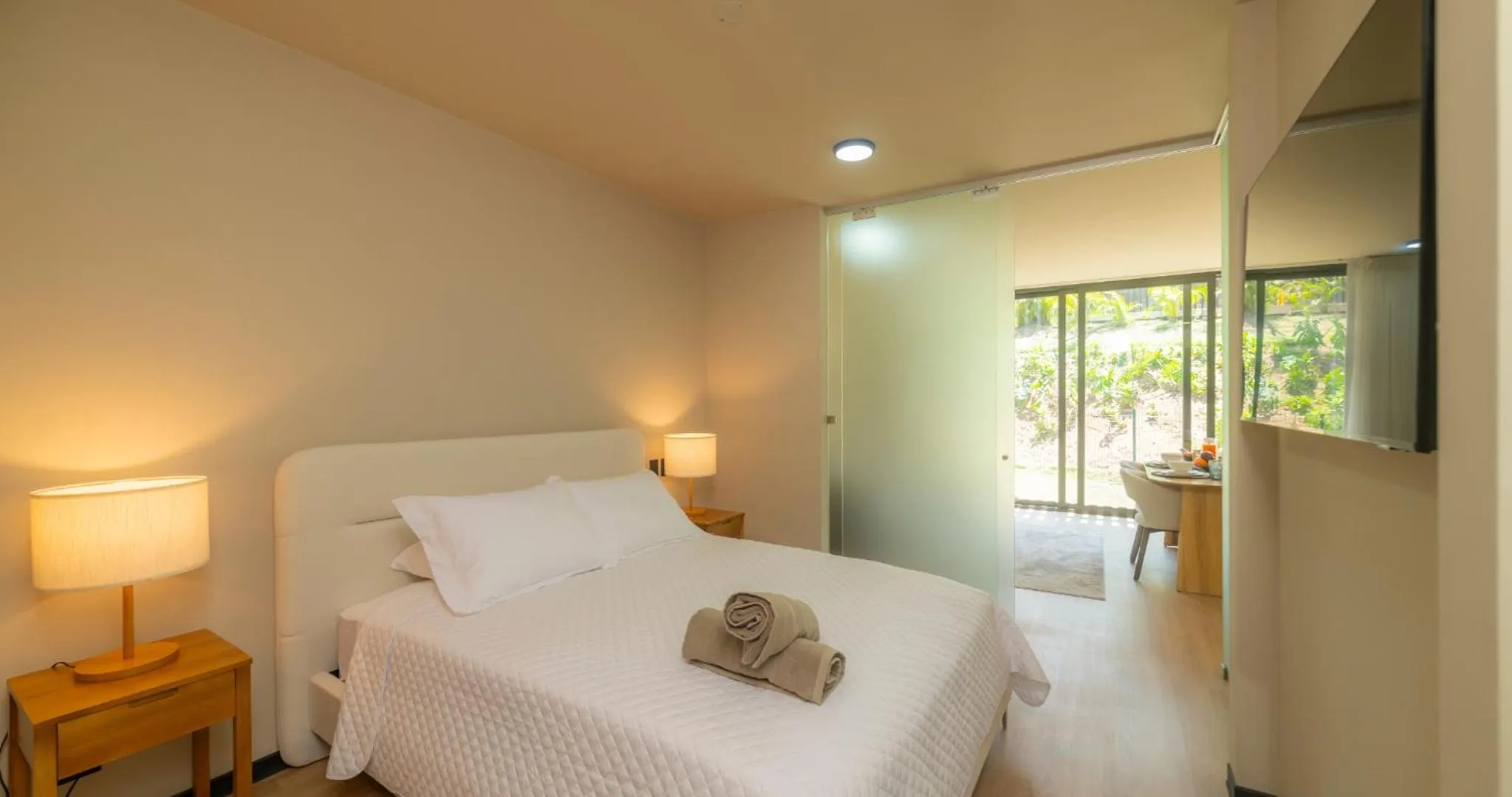 Photo of the whole room, Bed in BEE Suites San José - Santa Ana