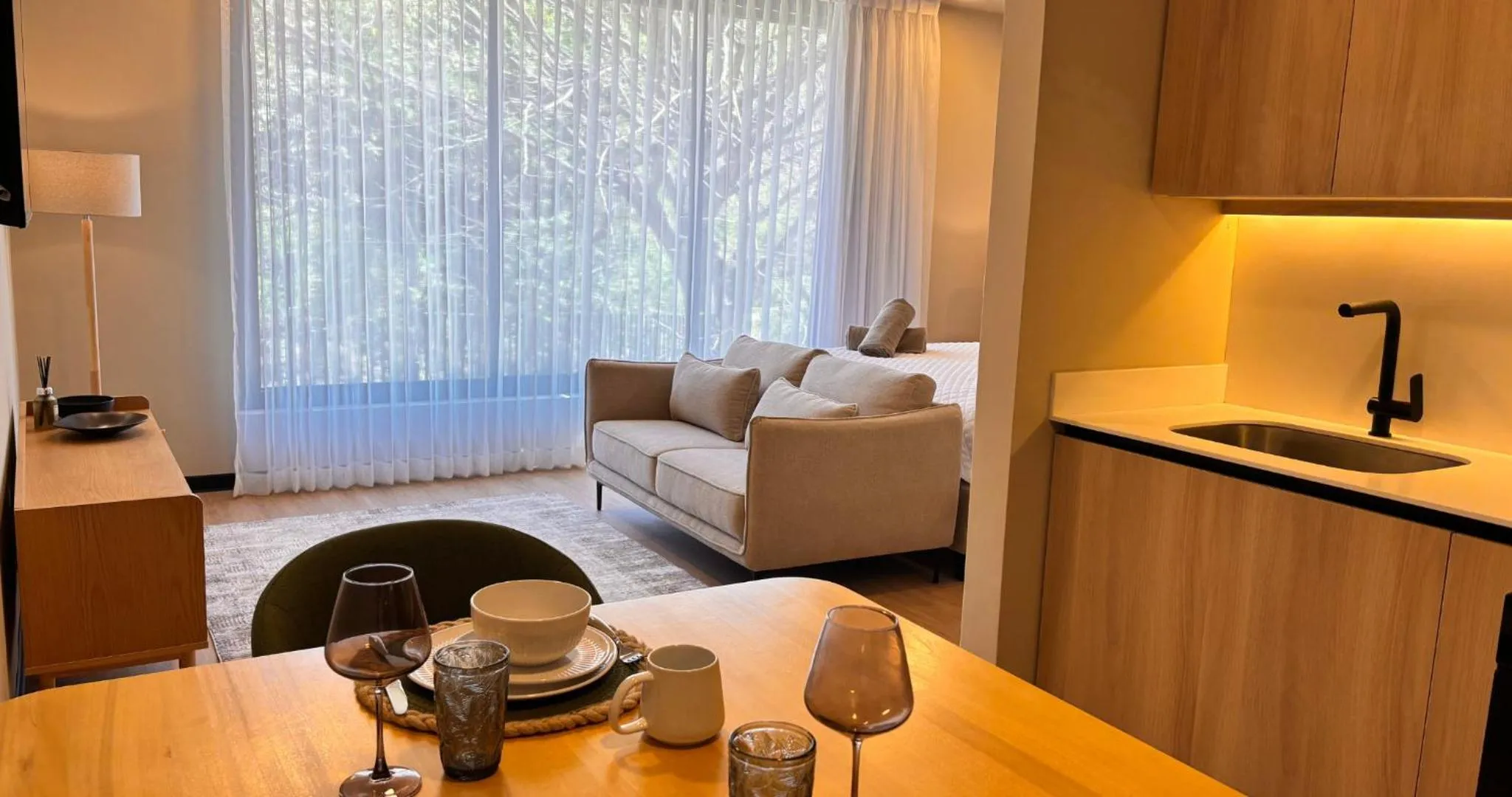 Dining area, Bed in BEE Suites San José - Santa Ana