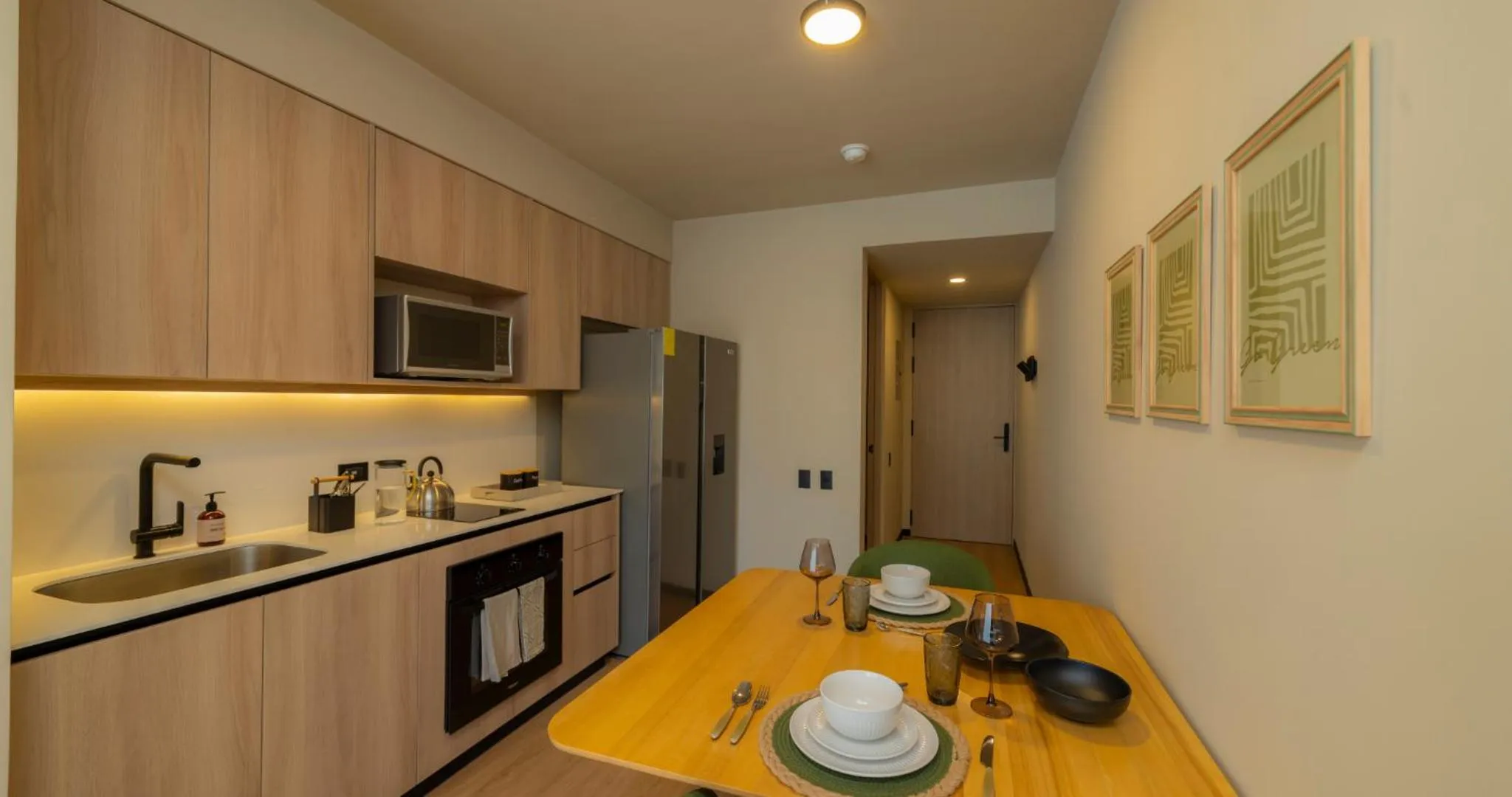 Kitchen or kitchenette in BEE Suites San José - Santa Ana