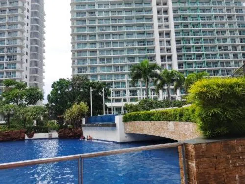 Azure Staycation by Oveecation Suites
