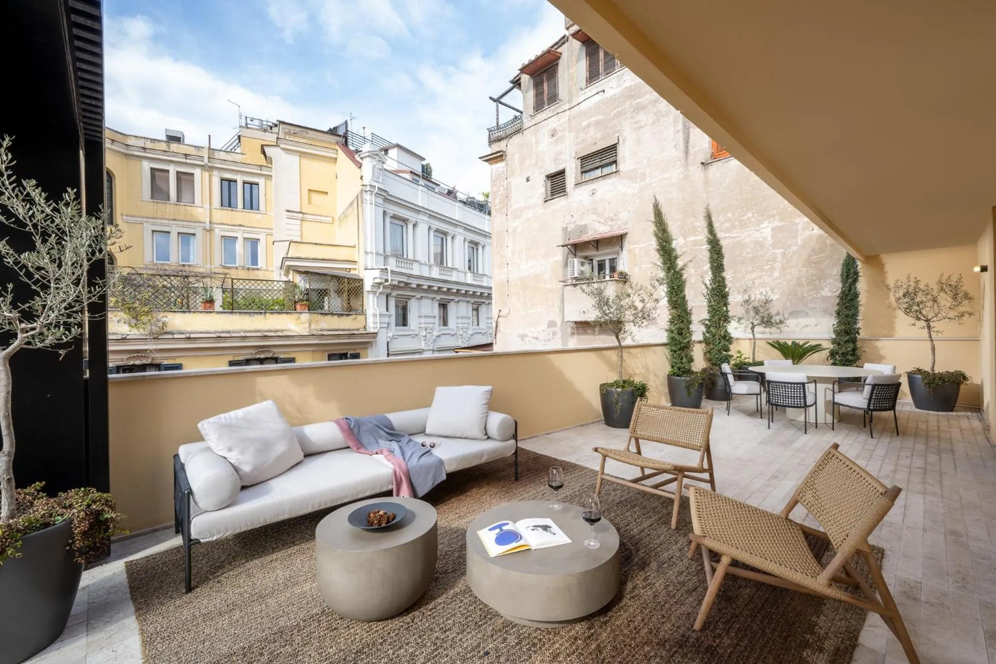 One Bedroom Apartment with Big Terrace in master Trevi