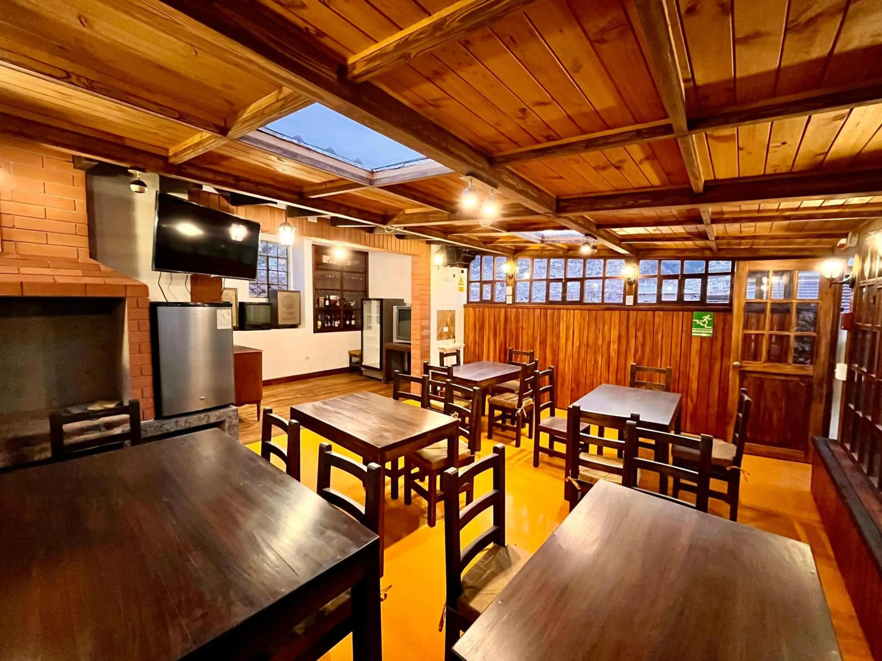 Communal lounge/ TV room in Apart Hotel Loma Chica Quito