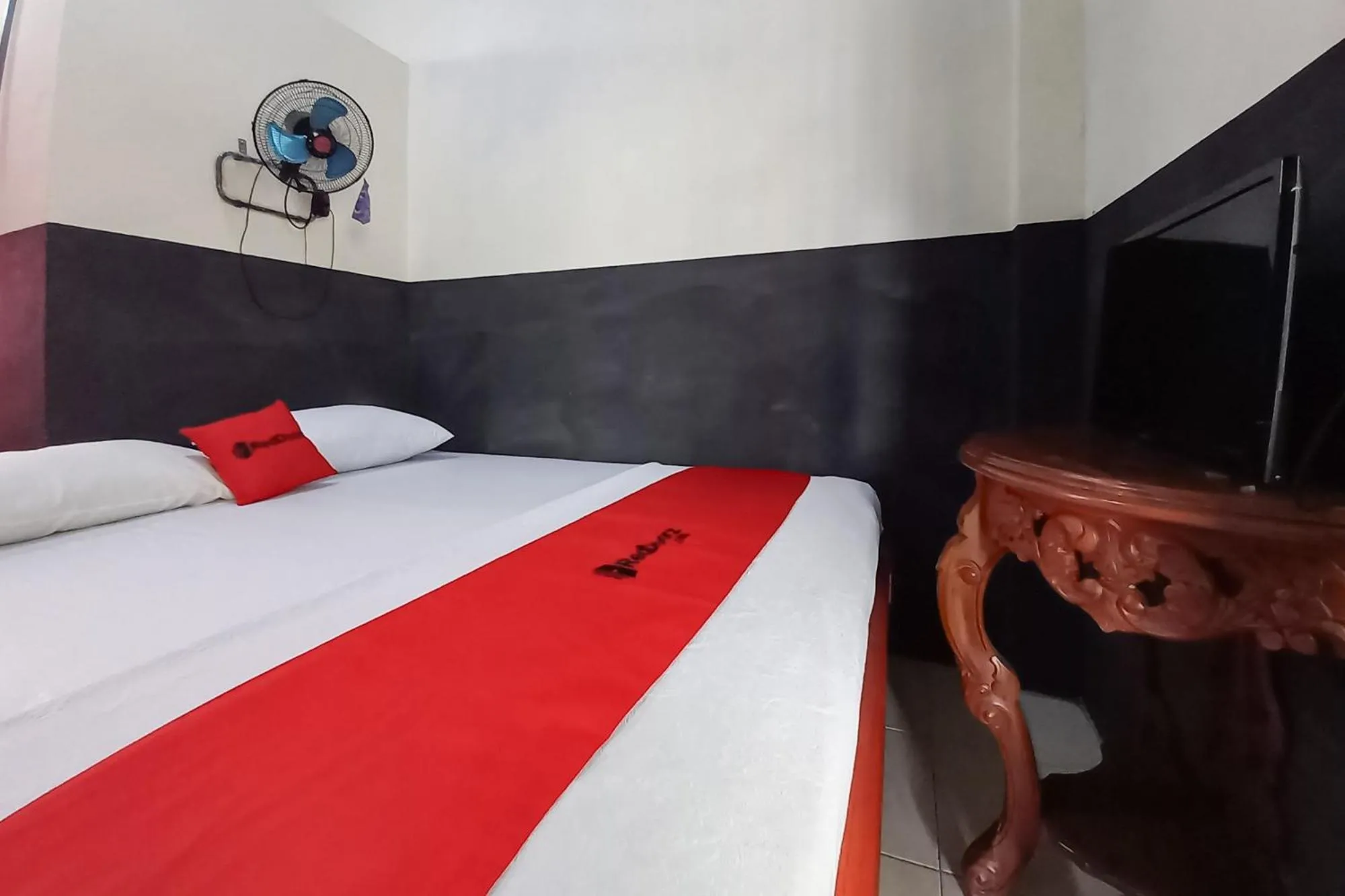 Bedroom, Bed in RedDoorz Syariah at Penginapan Queen Sungai Penuh