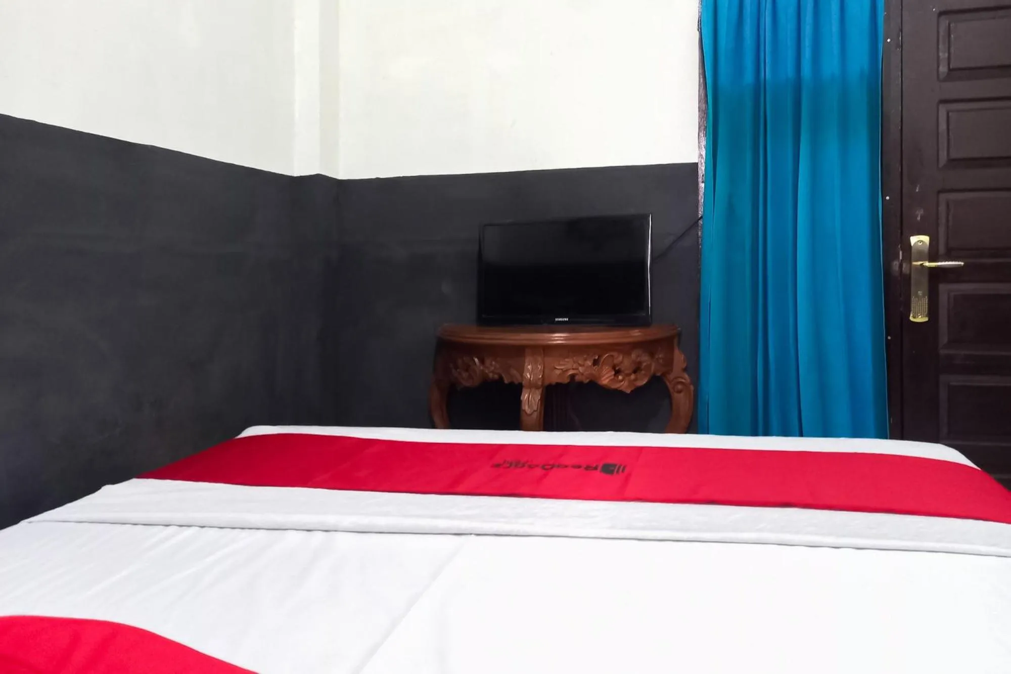 Bedroom, Bed in RedDoorz Syariah at Penginapan Queen Sungai Penuh