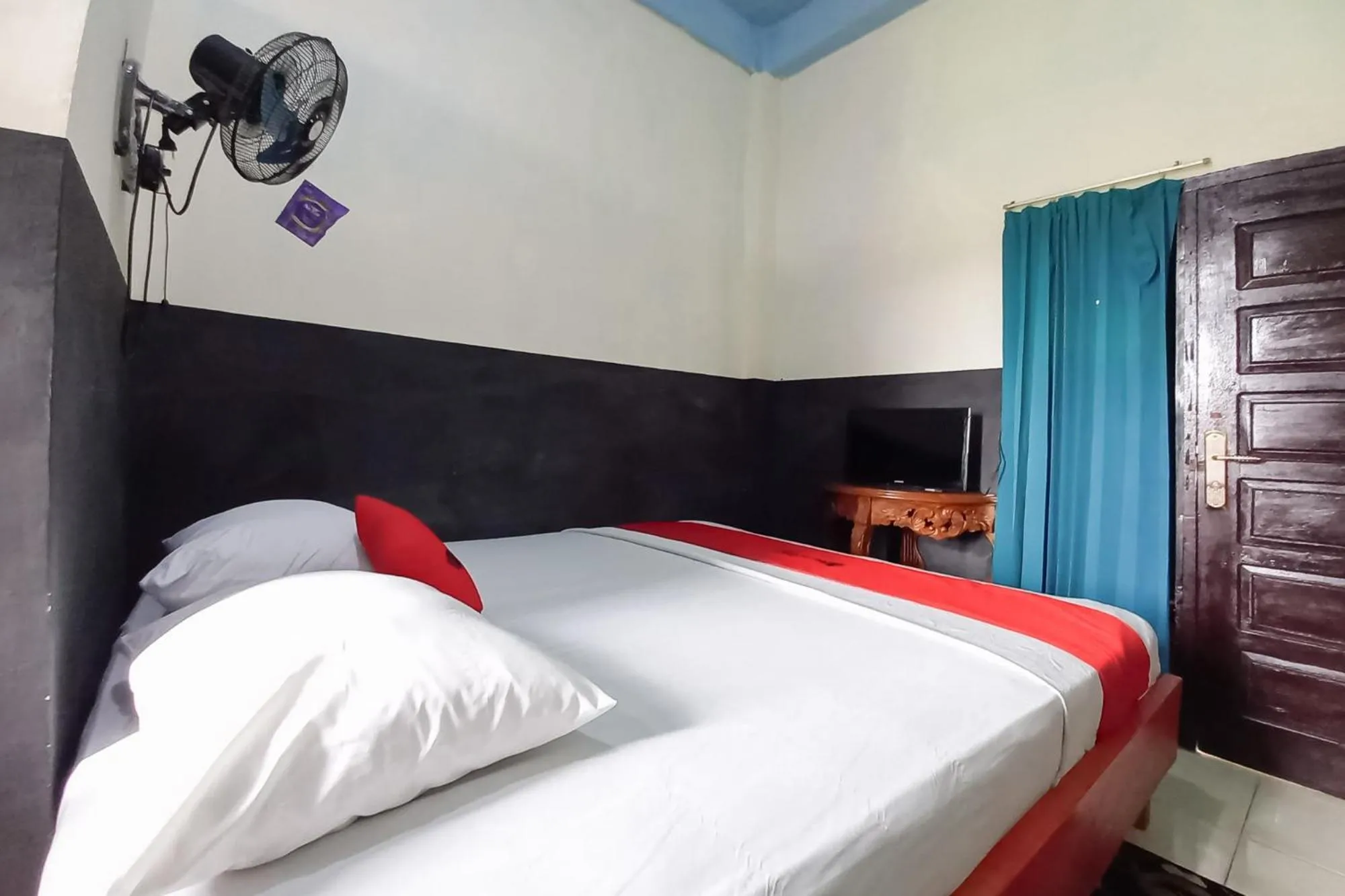 Bedroom, Bed in RedDoorz Syariah at Penginapan Queen Sungai Penuh