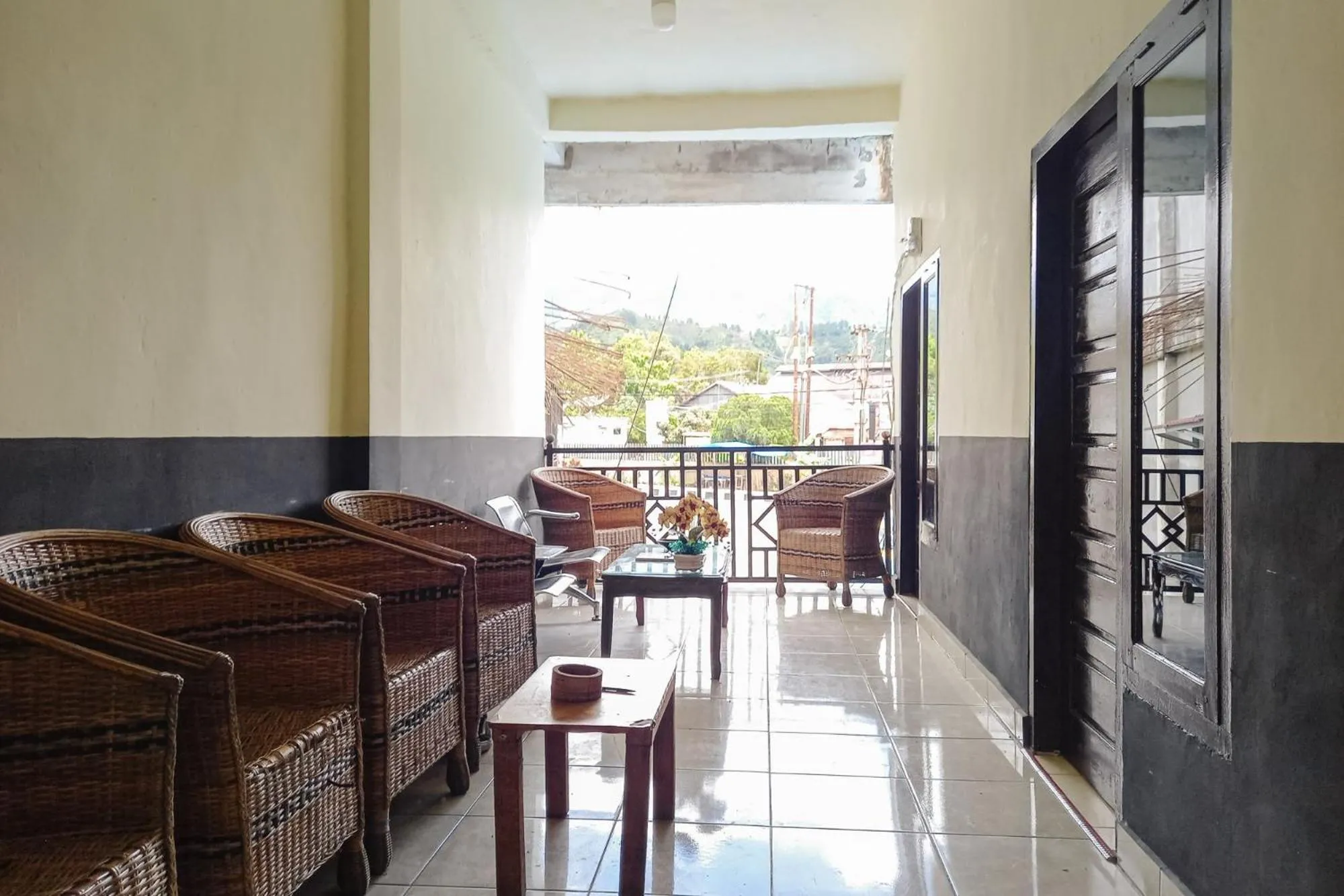 Seating area in RedDoorz Syariah at Penginapan Queen Sungai Penuh