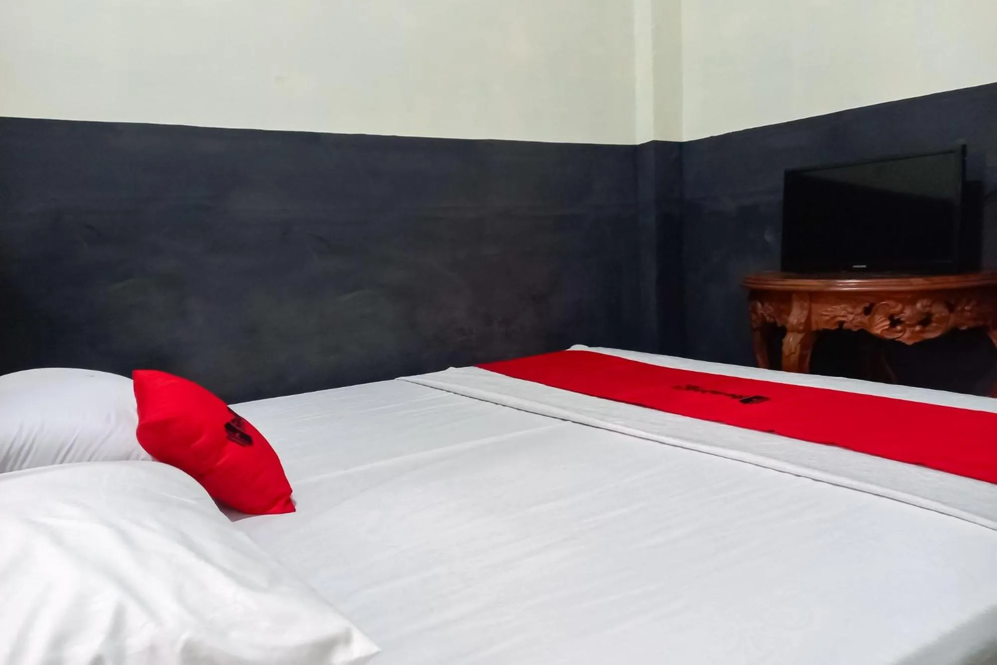 Bedroom, Bed in RedDoorz Syariah at Penginapan Queen Sungai Penuh
