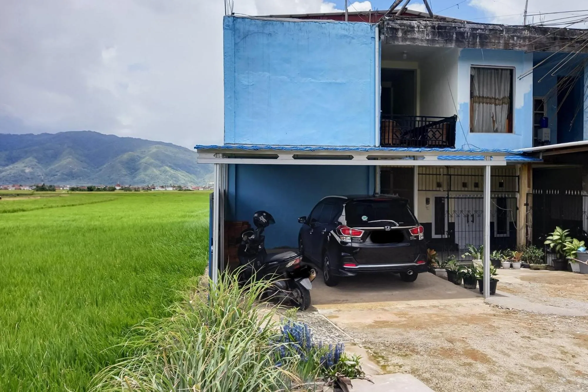 Facade/entrance in RedDoorz Syariah at Penginapan Queen Sungai Penuh