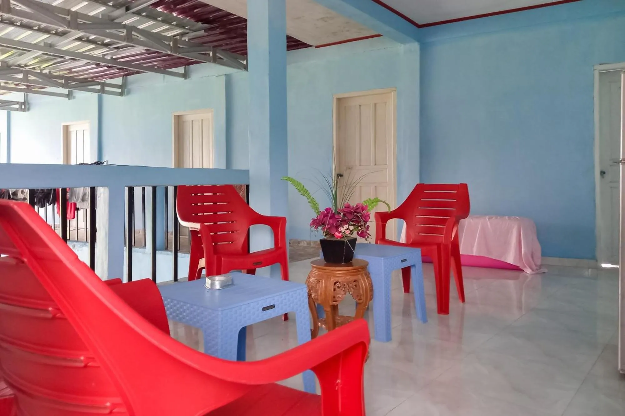 Seating area in RedDoorz Syariah at Penginapan Queen Sungai Penuh