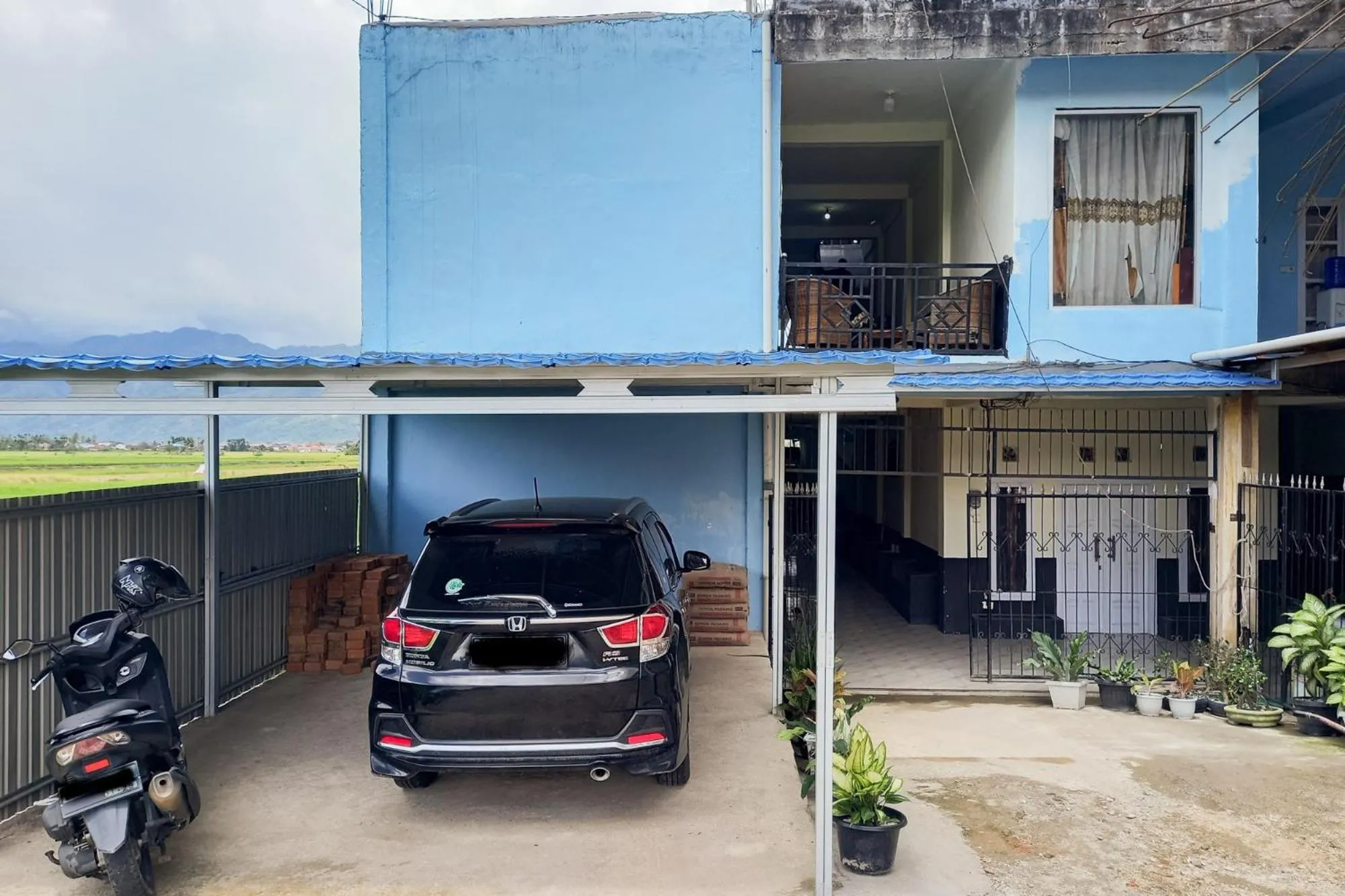 Facade/entrance in RedDoorz Syariah at Penginapan Queen Sungai Penuh