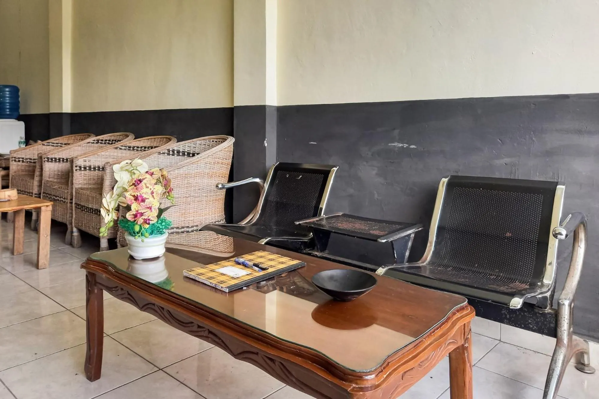 Seating area in RedDoorz Syariah at Penginapan Queen Sungai Penuh
