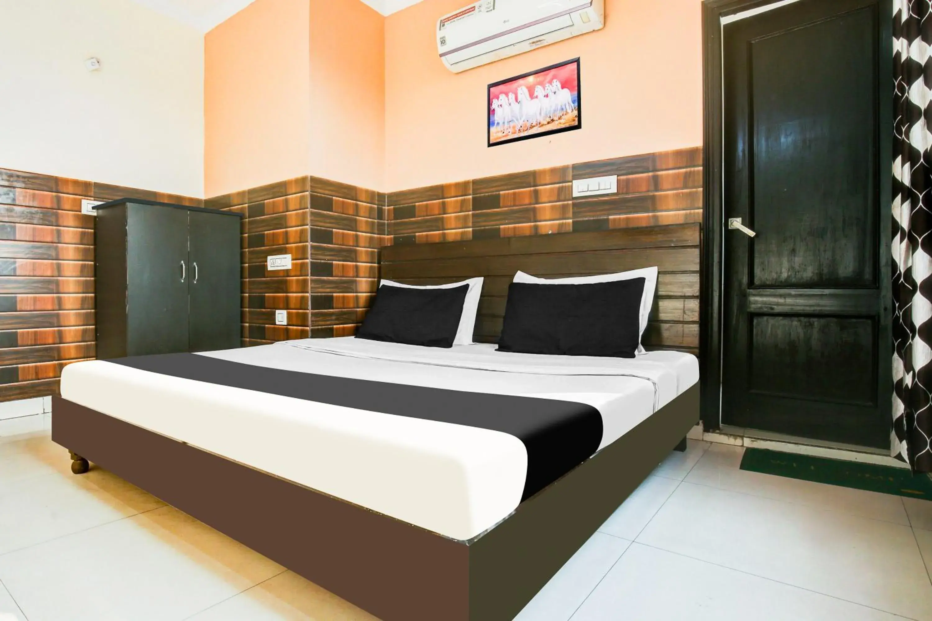 Bedroom in Hotel O Shivansh Palace Bedroom in Hotel O Shivansh Palace