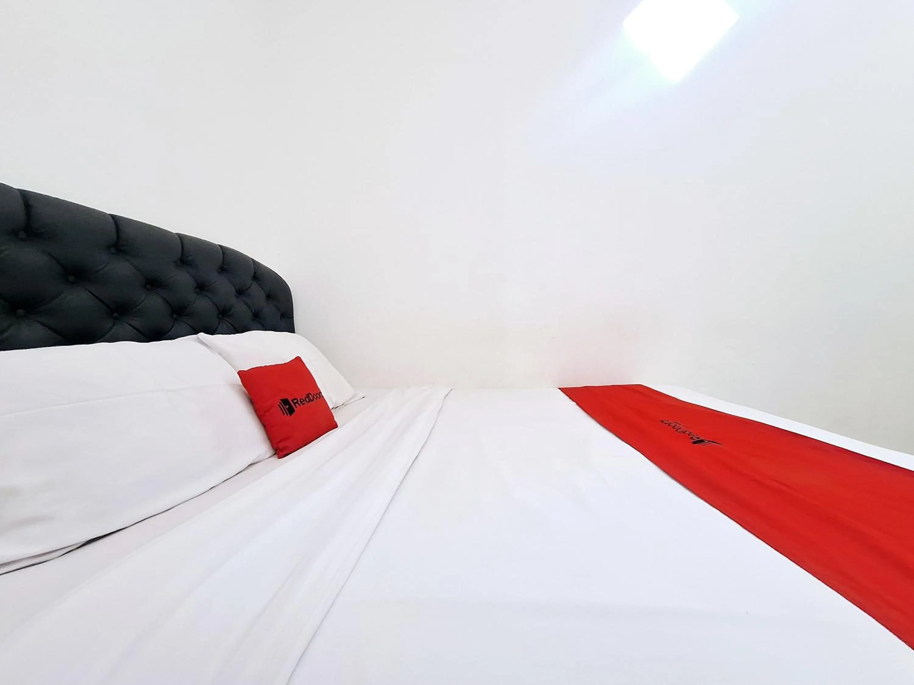 Bedroom, Bed in RedDoorz near Stasiun Kediri