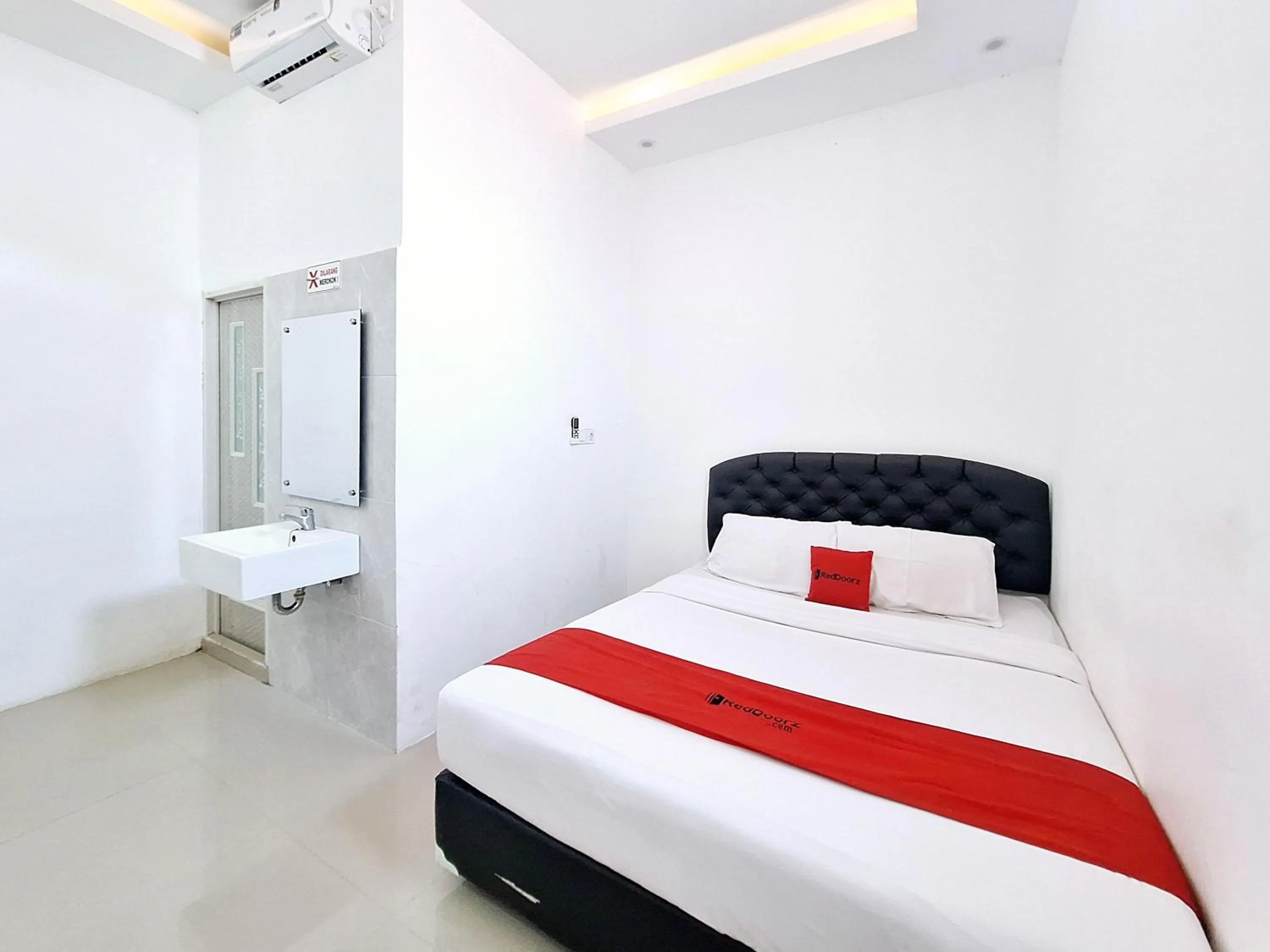 Bedroom, Bed in RedDoorz near Stasiun Kediri