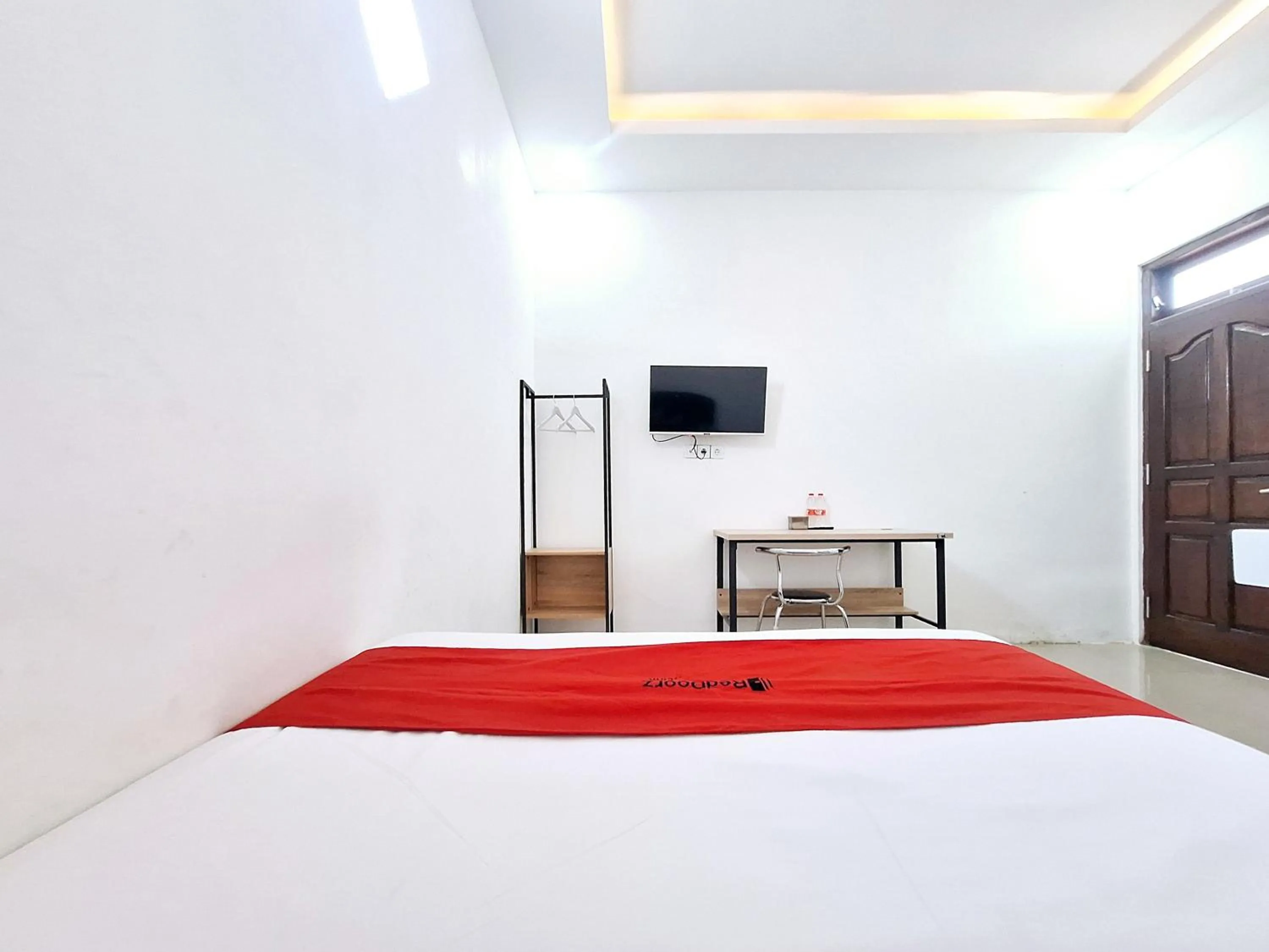 Bedroom, Bed in RedDoorz near Stasiun Kediri
