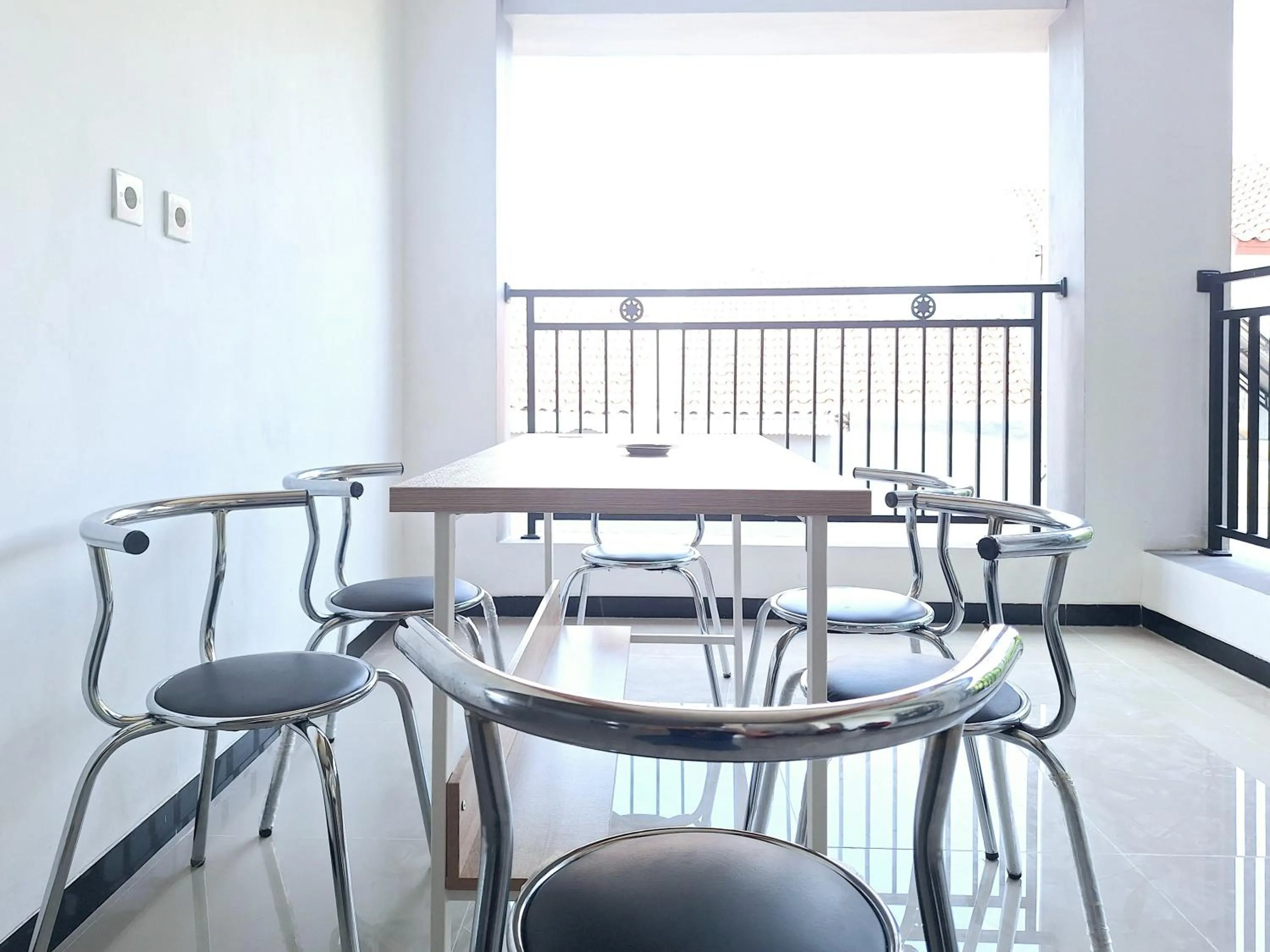 Seating area in RedDoorz near Stasiun Kediri