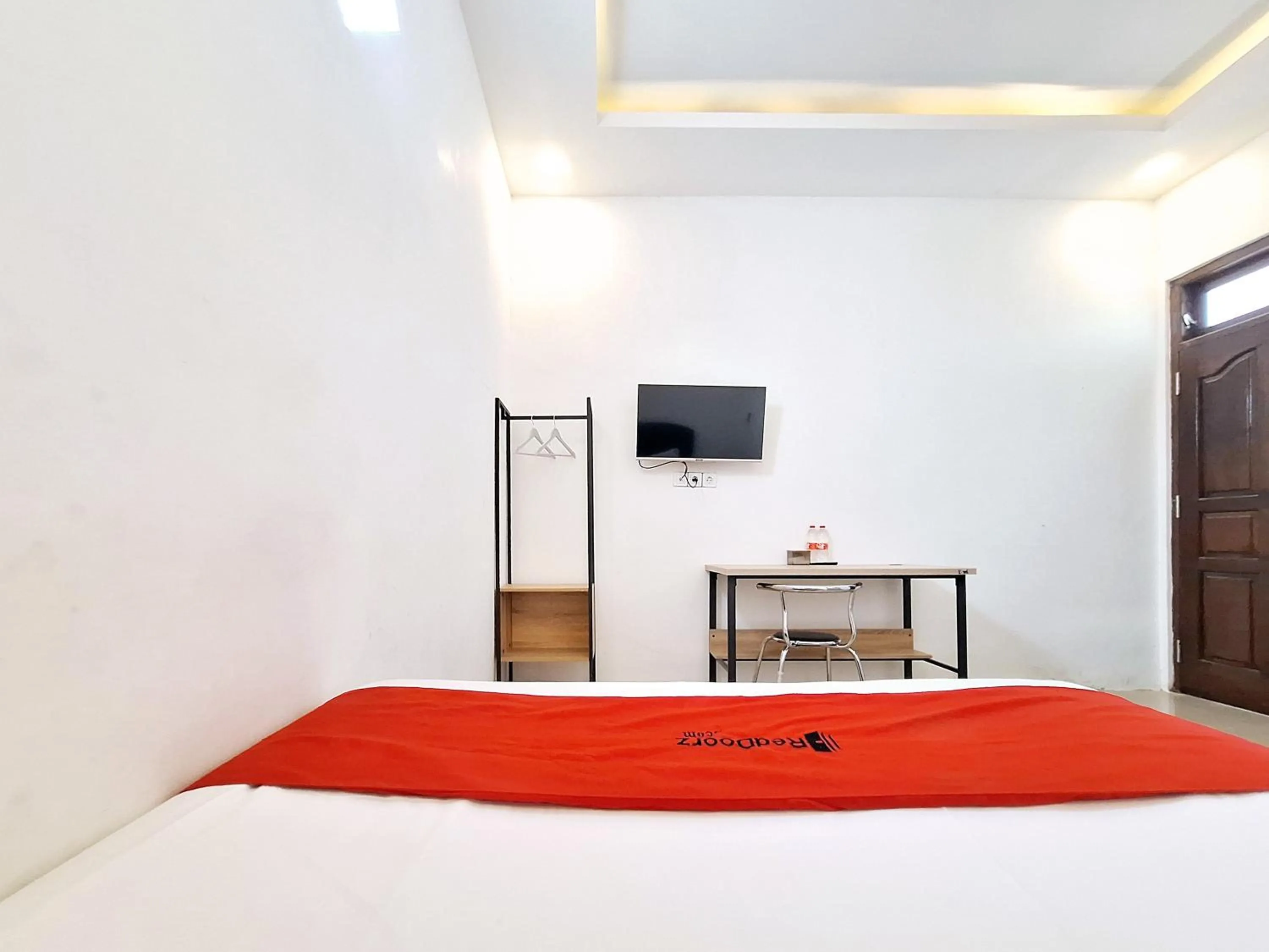 Bedroom, Bed in RedDoorz near Stasiun Kediri