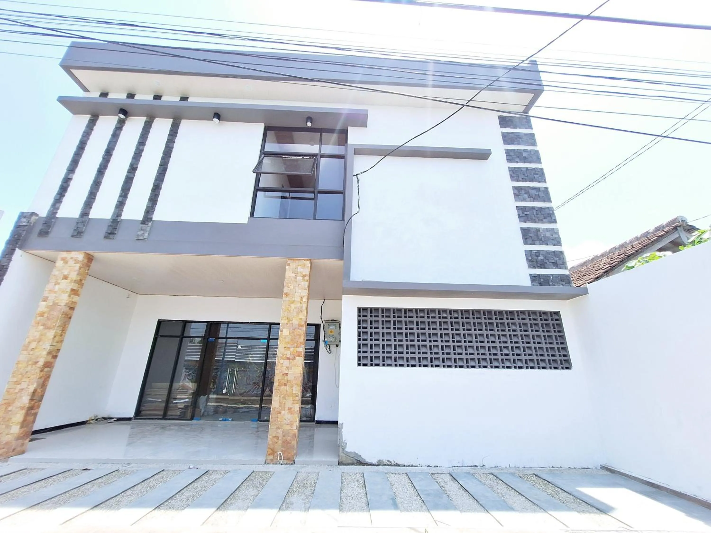 Facade/entrance in RedDoorz near Stasiun Kediri