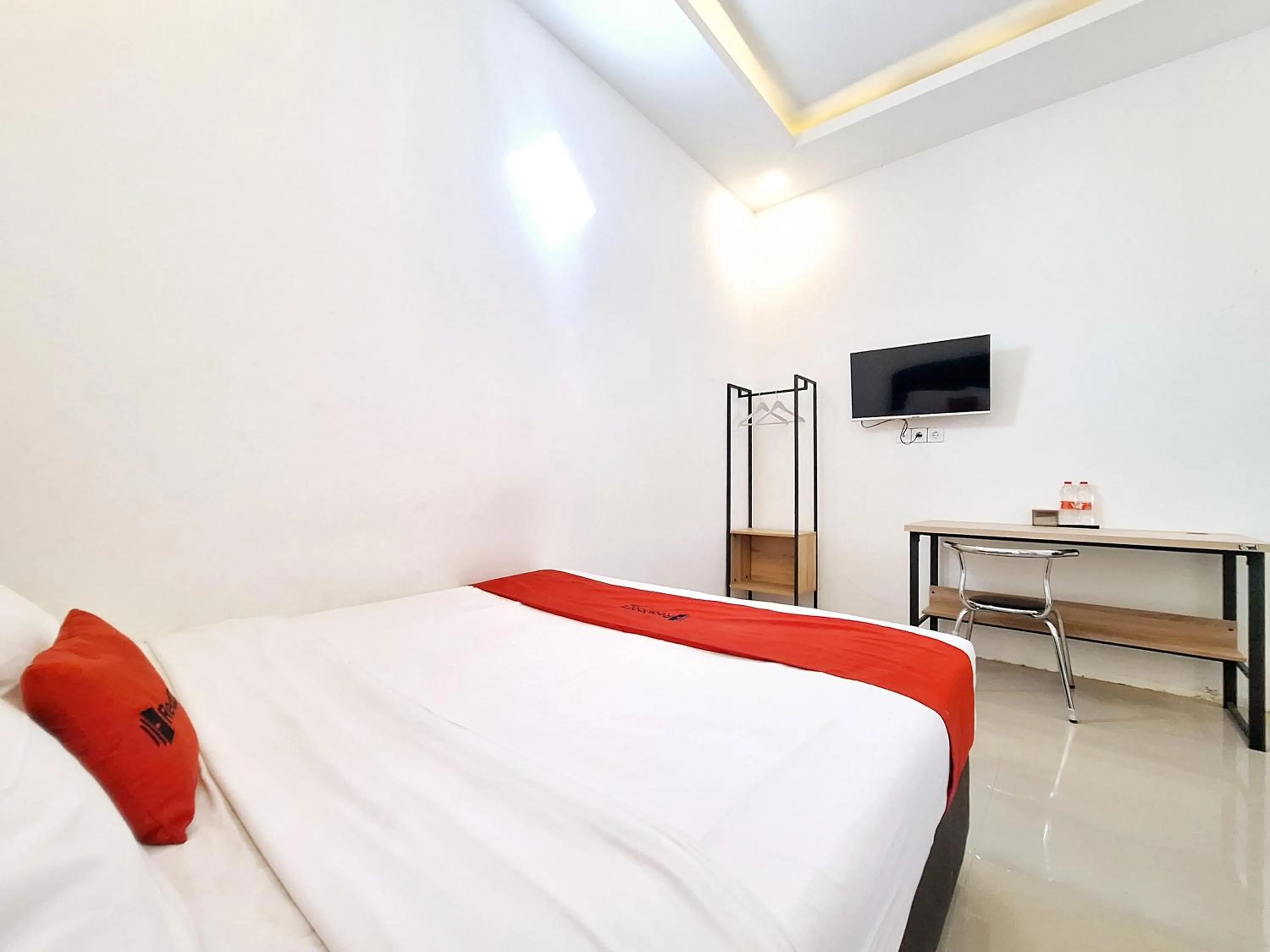 Bedroom, Bed in RedDoorz near Stasiun Kediri