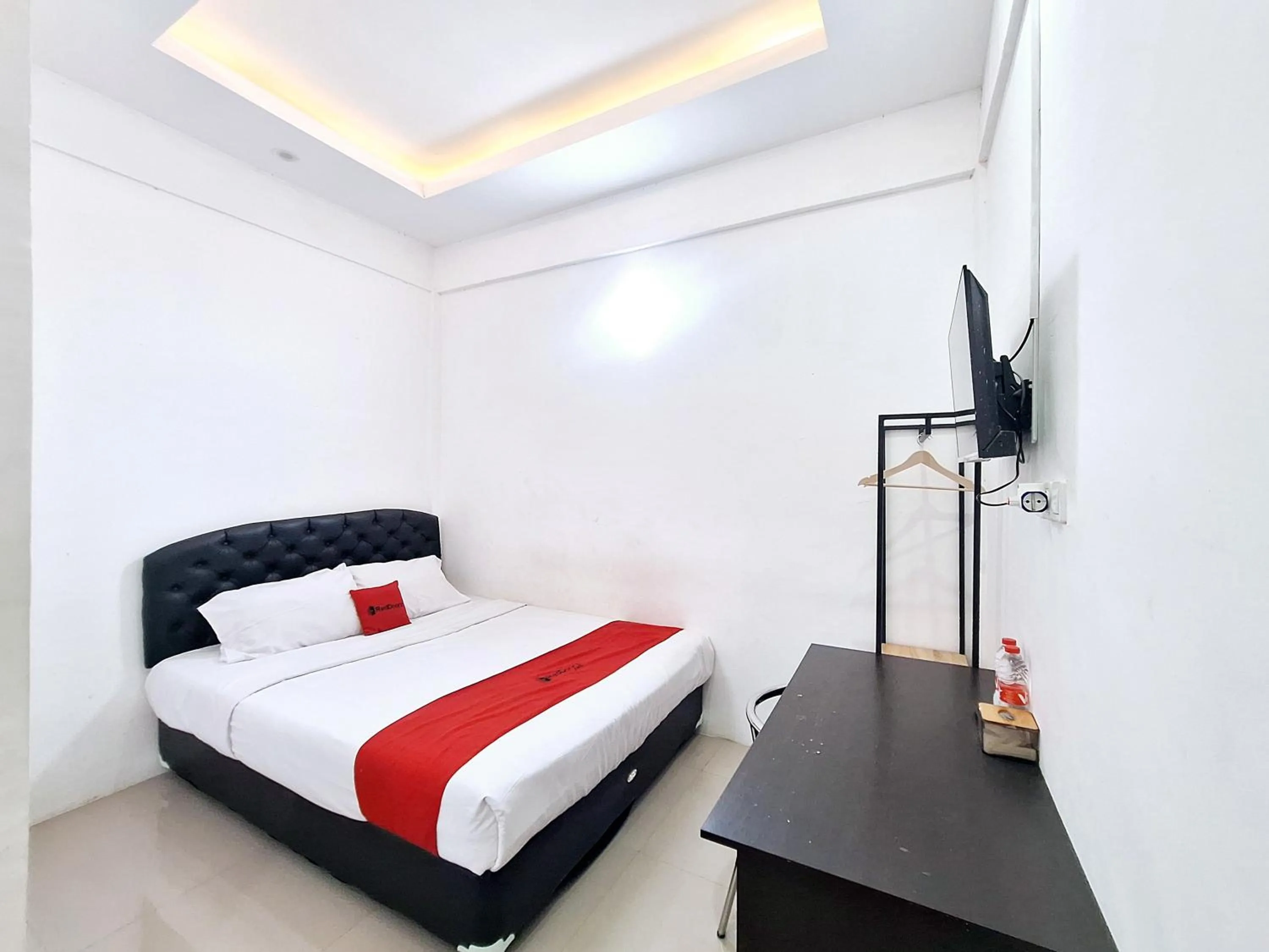 Bedroom, Bed in RedDoorz near Stasiun Kediri