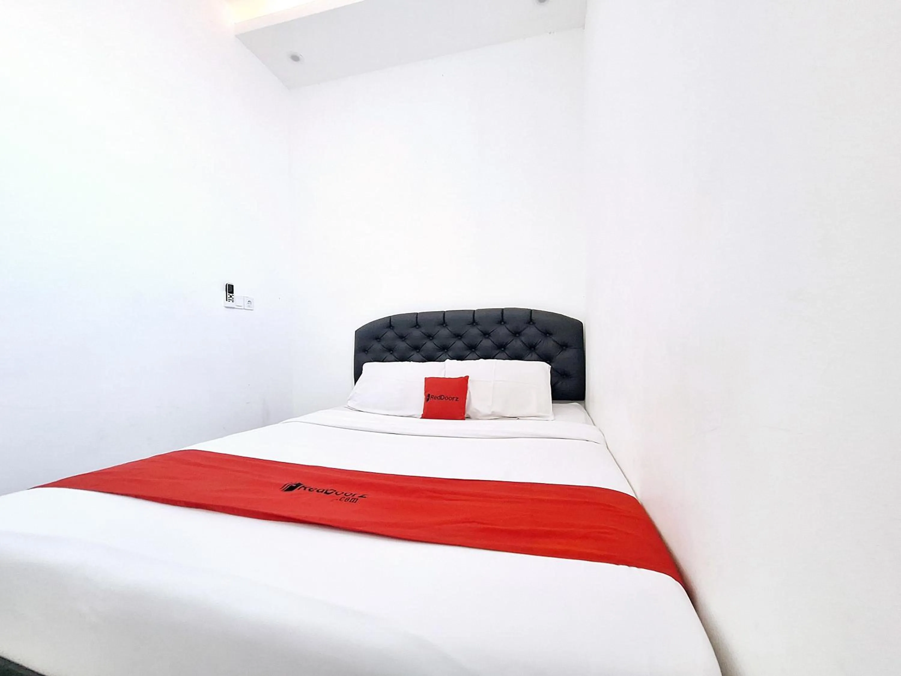 Bedroom, Bed in RedDoorz near Stasiun Kediri