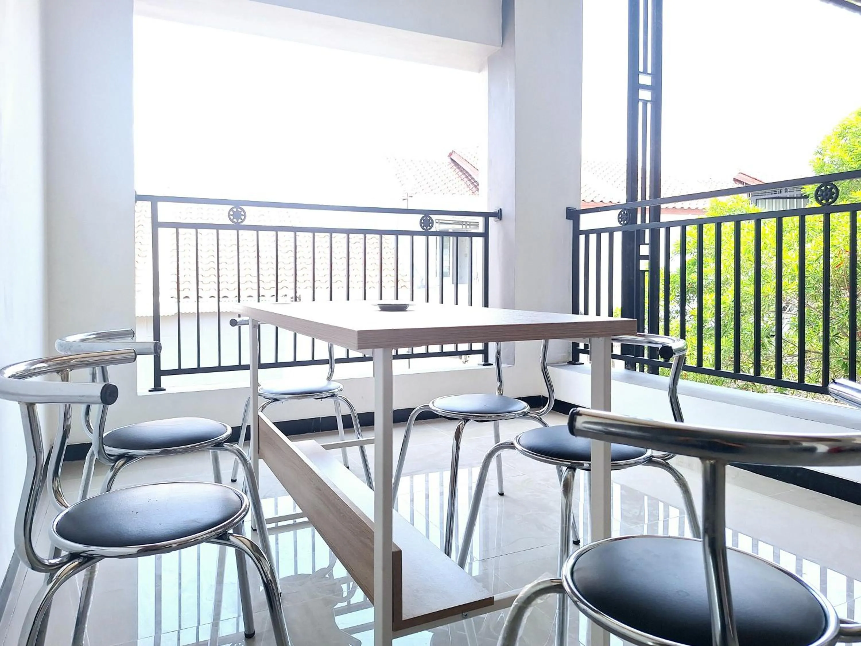 Seating area in RedDoorz near Stasiun Kediri