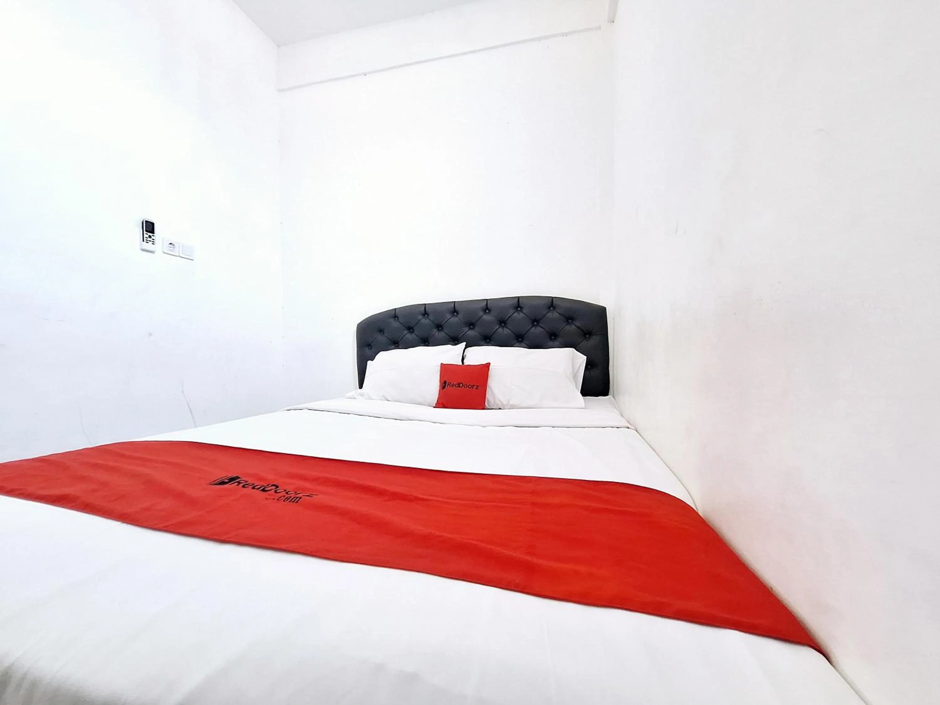 Bedroom, Bed in RedDoorz near Stasiun Kediri